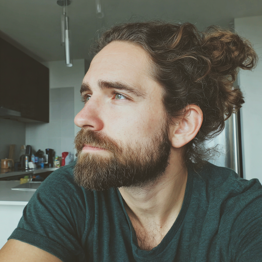 Un hombre pensativo sentado en la encimera de una cocina | Fuente: Midjourney