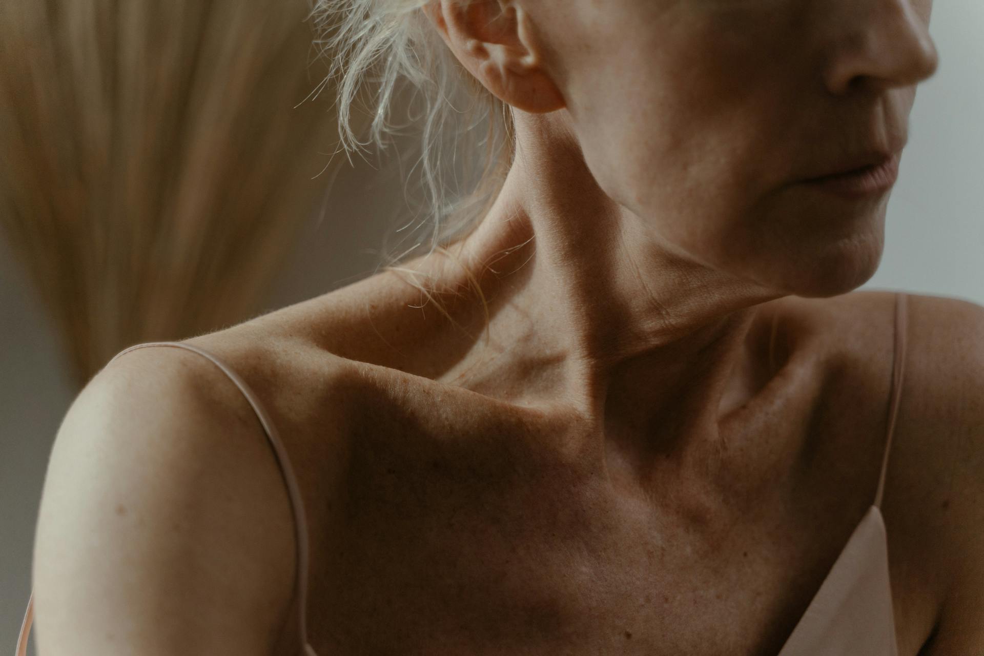 Una mujer mirando algo | Fuente: Pexels