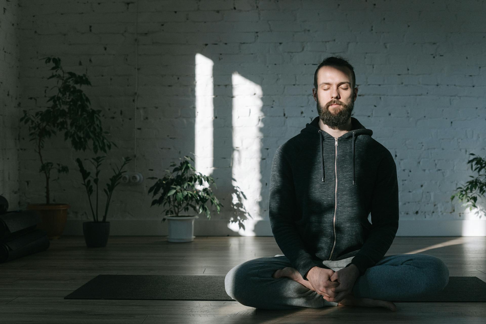 Un hombre haciendo meditación | Fuente: Pexels