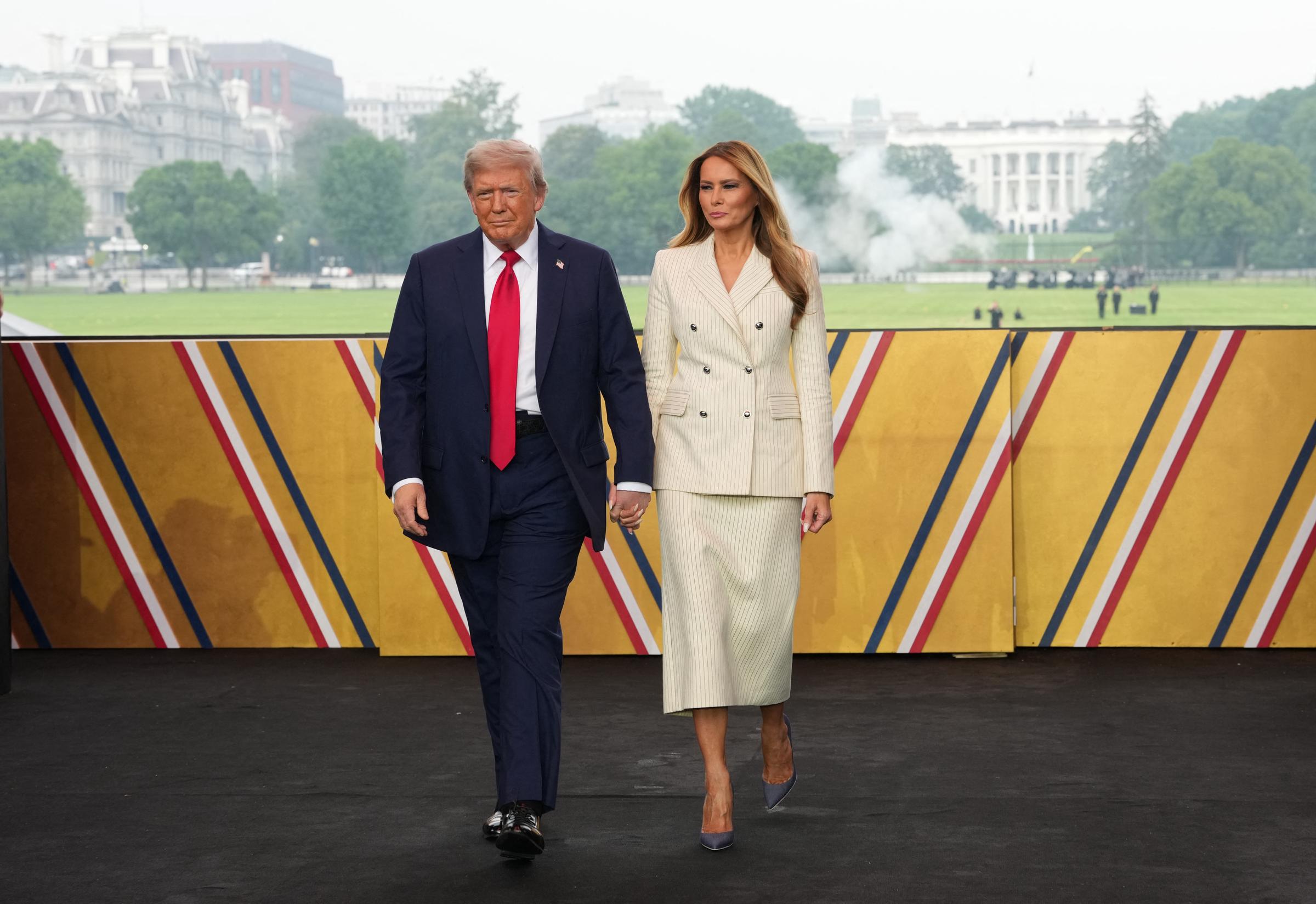Donald y Melania Trump asisten al desfile del 250° aniversario del Ejército de EEUU en Washington, DC, el 14 de junio de 2025 | Fuente: Getty Images