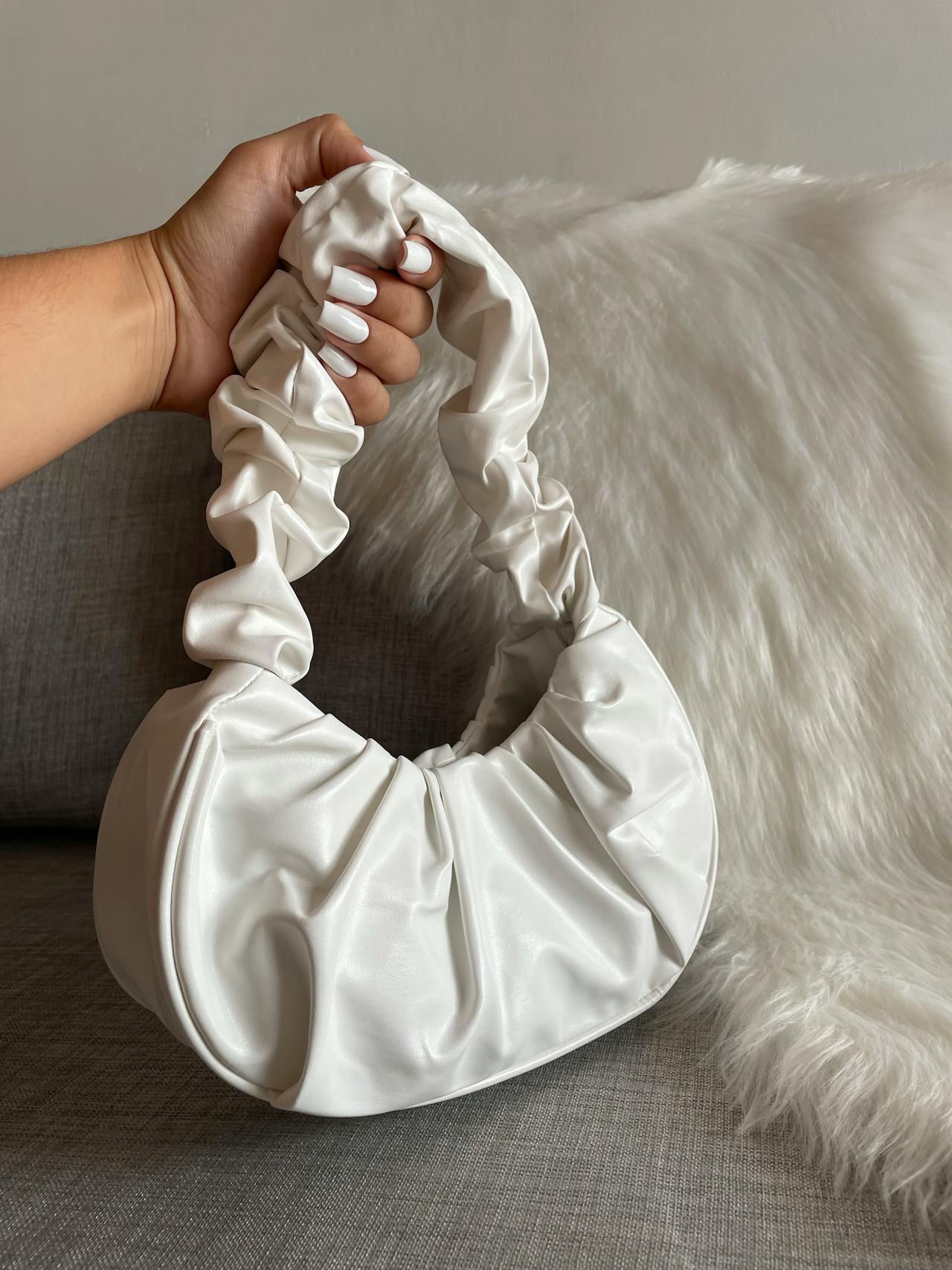 Una mujer sujetando su bolso | Fuente: Pexels