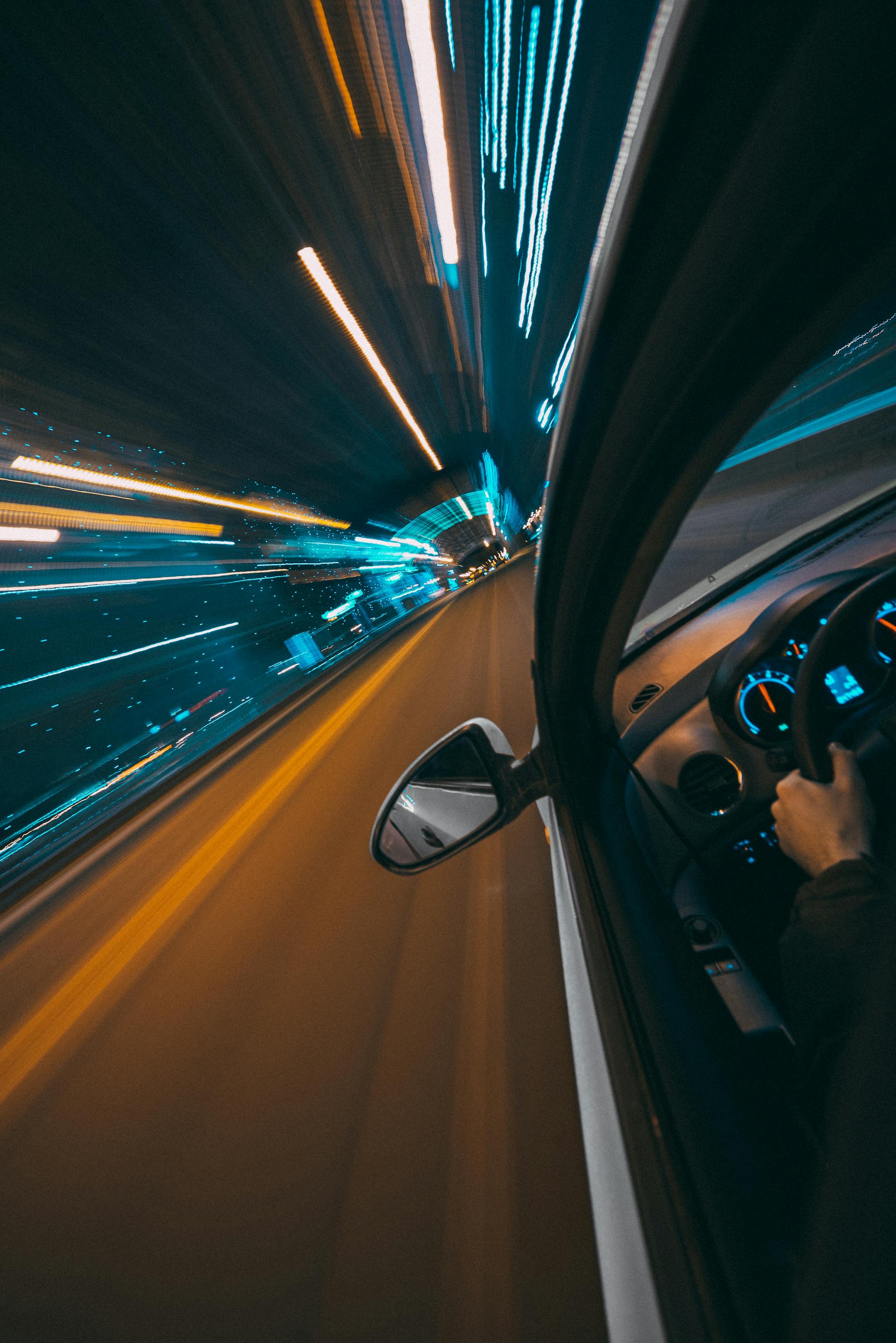 Primer plano de un automóvil a toda velocidad en la carretera | Fuente: Pexels