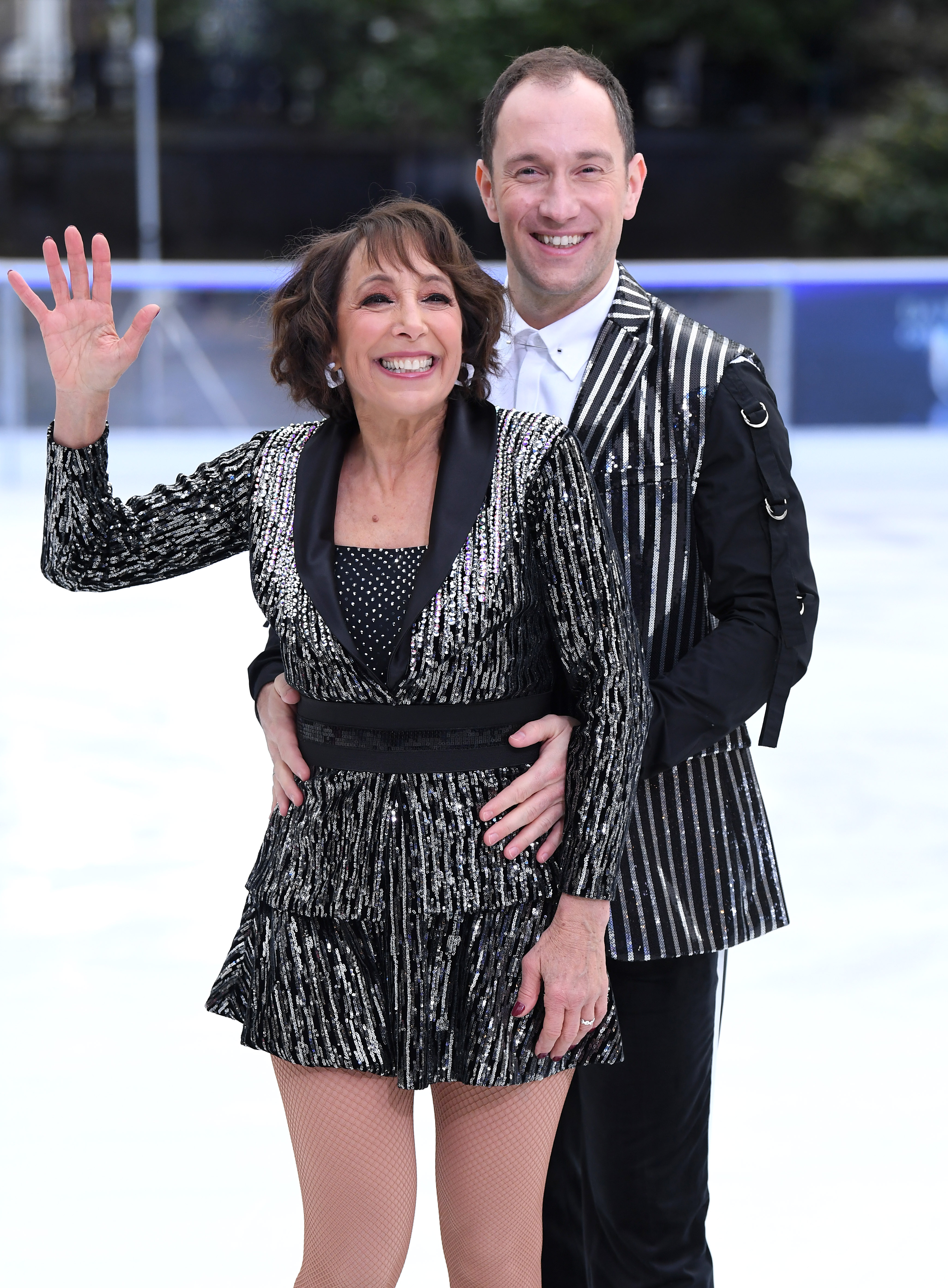 Didi Conn y Lukasz Rozycki asisten a una sesión de fotos de "Dancing On Ice" el 18 de diciembre de 2018 en Londres, Inglaterra. | Fuente: Getty Images