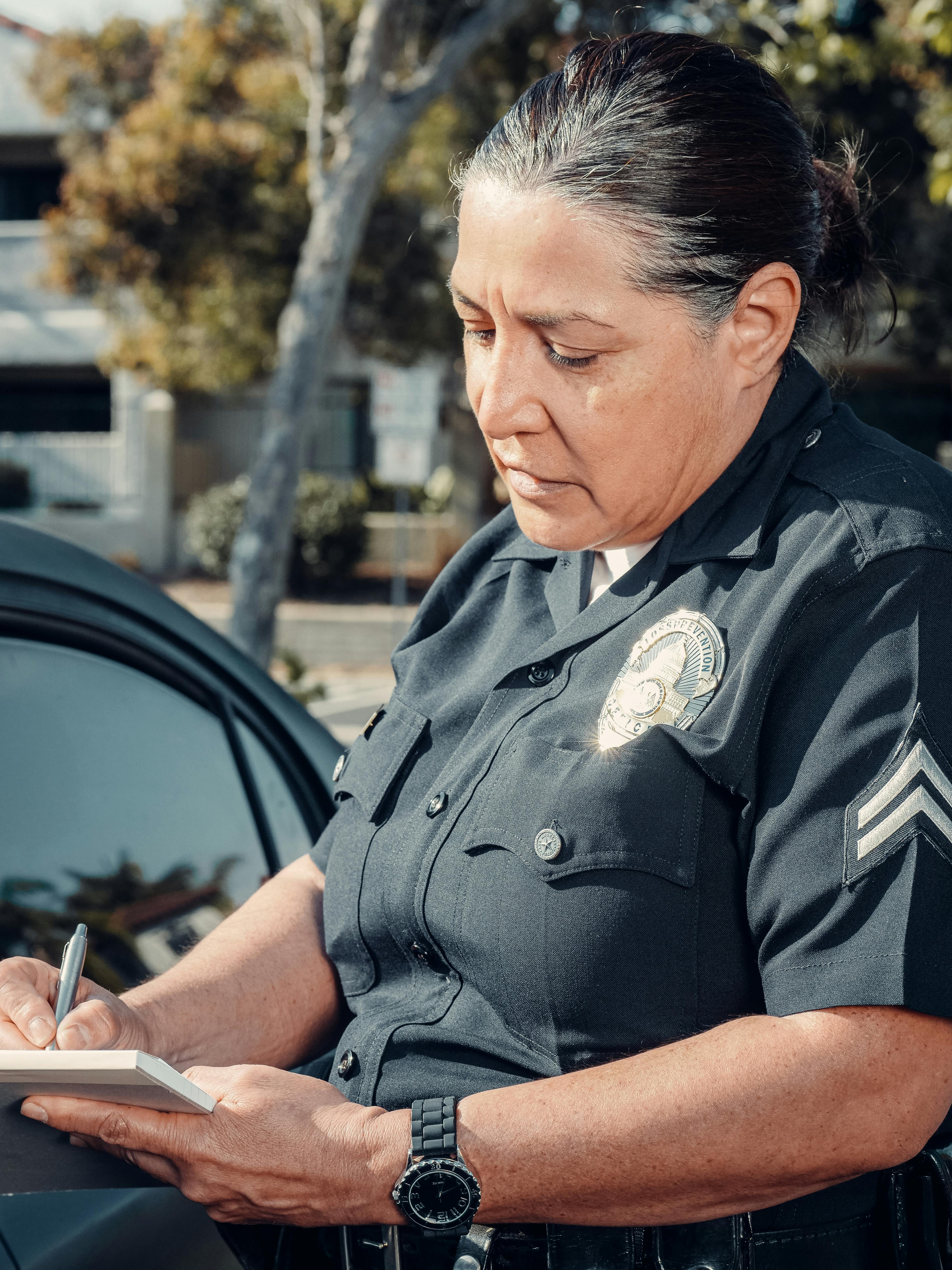 Un agente de policía tomando notas | Fuente: Pexels