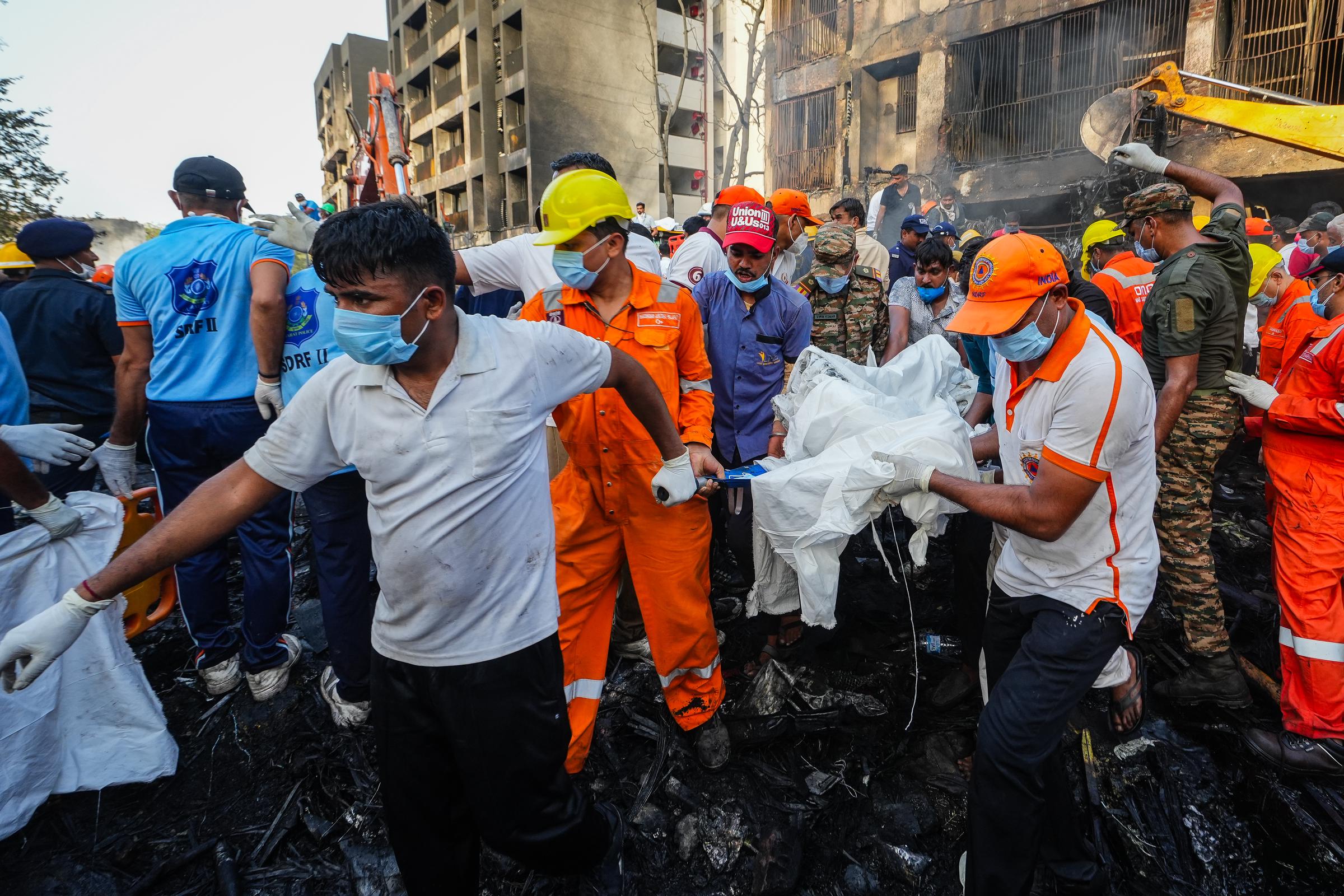 Los equipos de rescate se ocupan de las operaciones de recuperación en el lugar del accidente de Air India en Ahmedabad, el 12 de junio de 2025 | Fuente: Getty Images