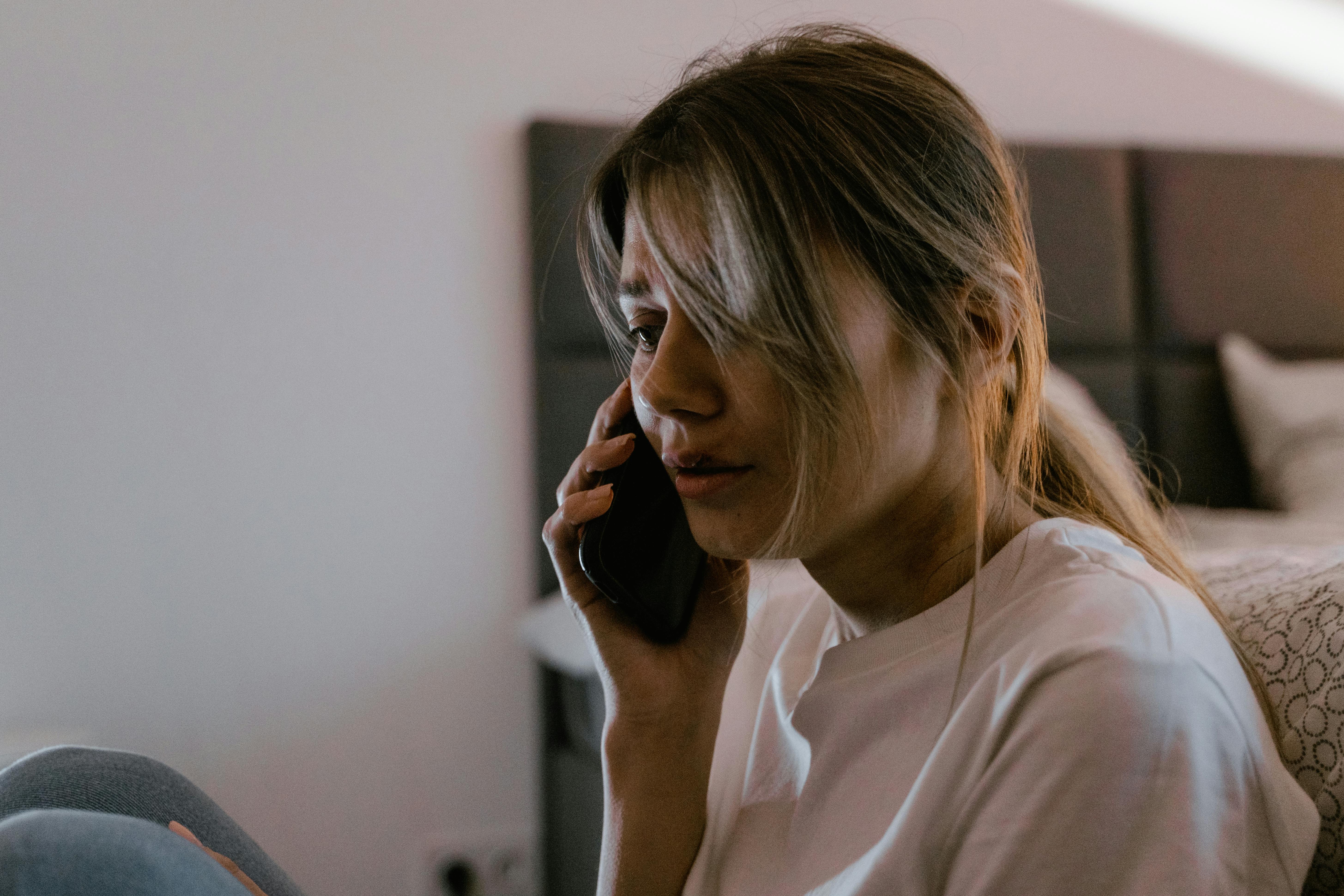 Mujer disgustada hablando por teléfono | Fuente: Pexels