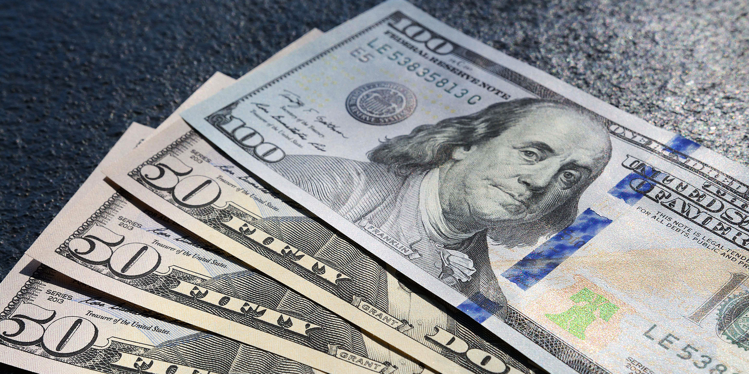 Billetes de dólar sobre una superficie | Fuente: Freepik