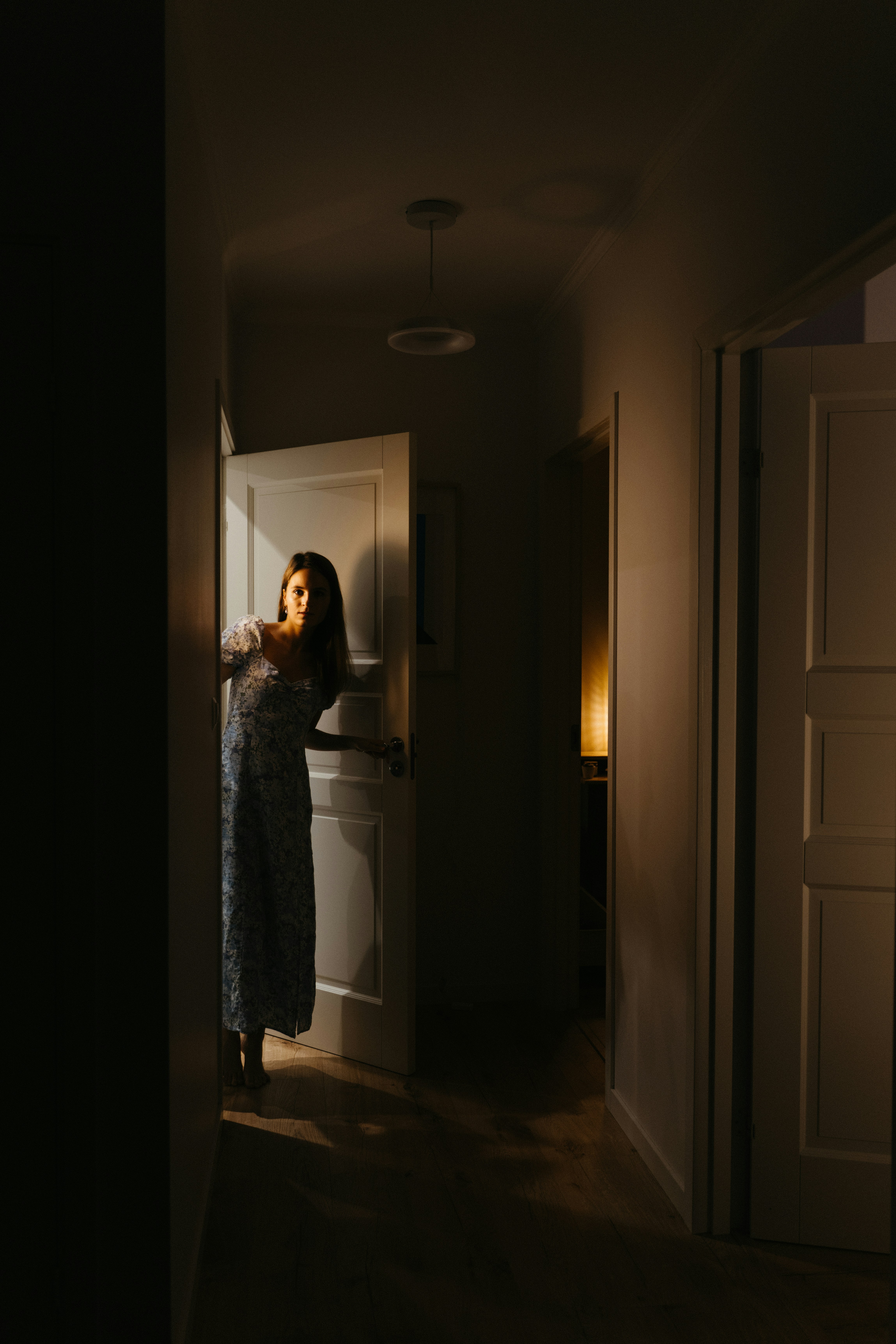 Una mujer escuchando a escondidas | Fuente: Unsplash