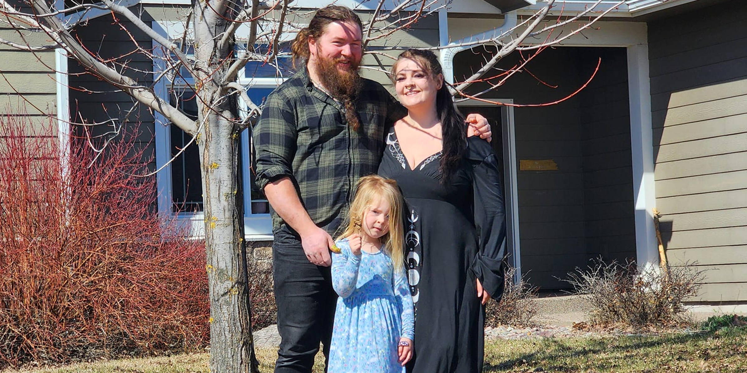 Nicholas y Katie Olson-Hartley con una de sus hijas. | Fuente: Facebook/Katie Jean Olson