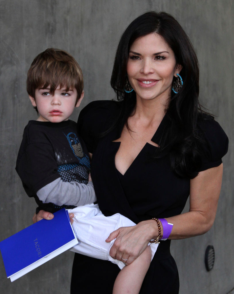 Lauren Sánchez y su hijo fueron vistos en Beverly Hills el 14 de enero de 2010 en Los Ángeles, California.