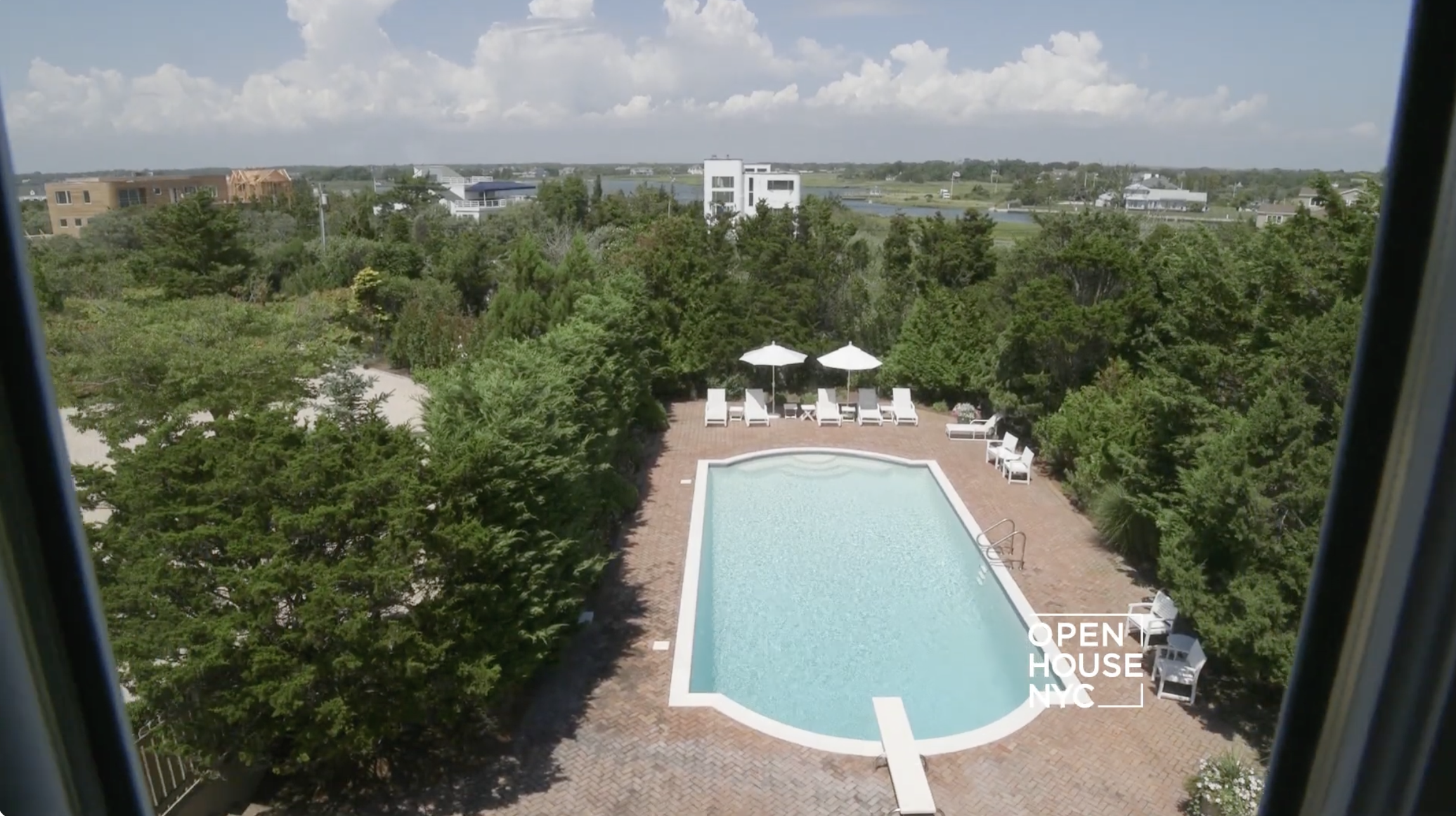 La piscina de Susan Lucci y Helmut Huber en su casa de Long Island, Nueva York. | Fuente: YouTube/OpenHouseTV