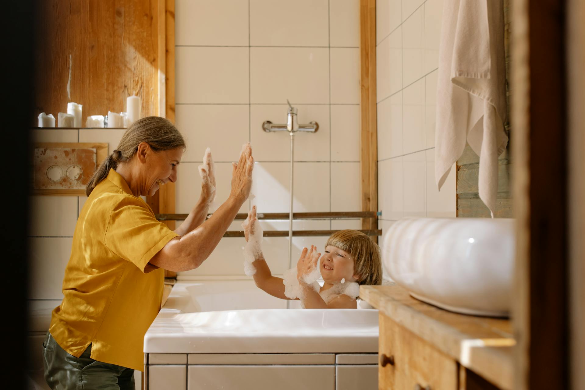 Una abuela ayudando a su nieto a bañarse | Fuente: Pexels