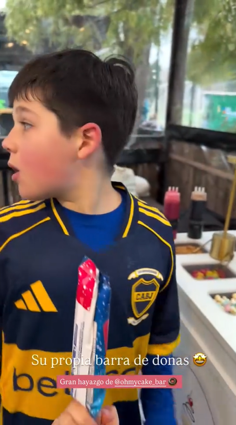 Toribio, primogénito de Juana Repetto, luciendo la remera que recibió en su cumpleaños, en un predio equipado con una cancha de fútbol y una barra de donas | Fuente: Instagram Stories/juanarepettook