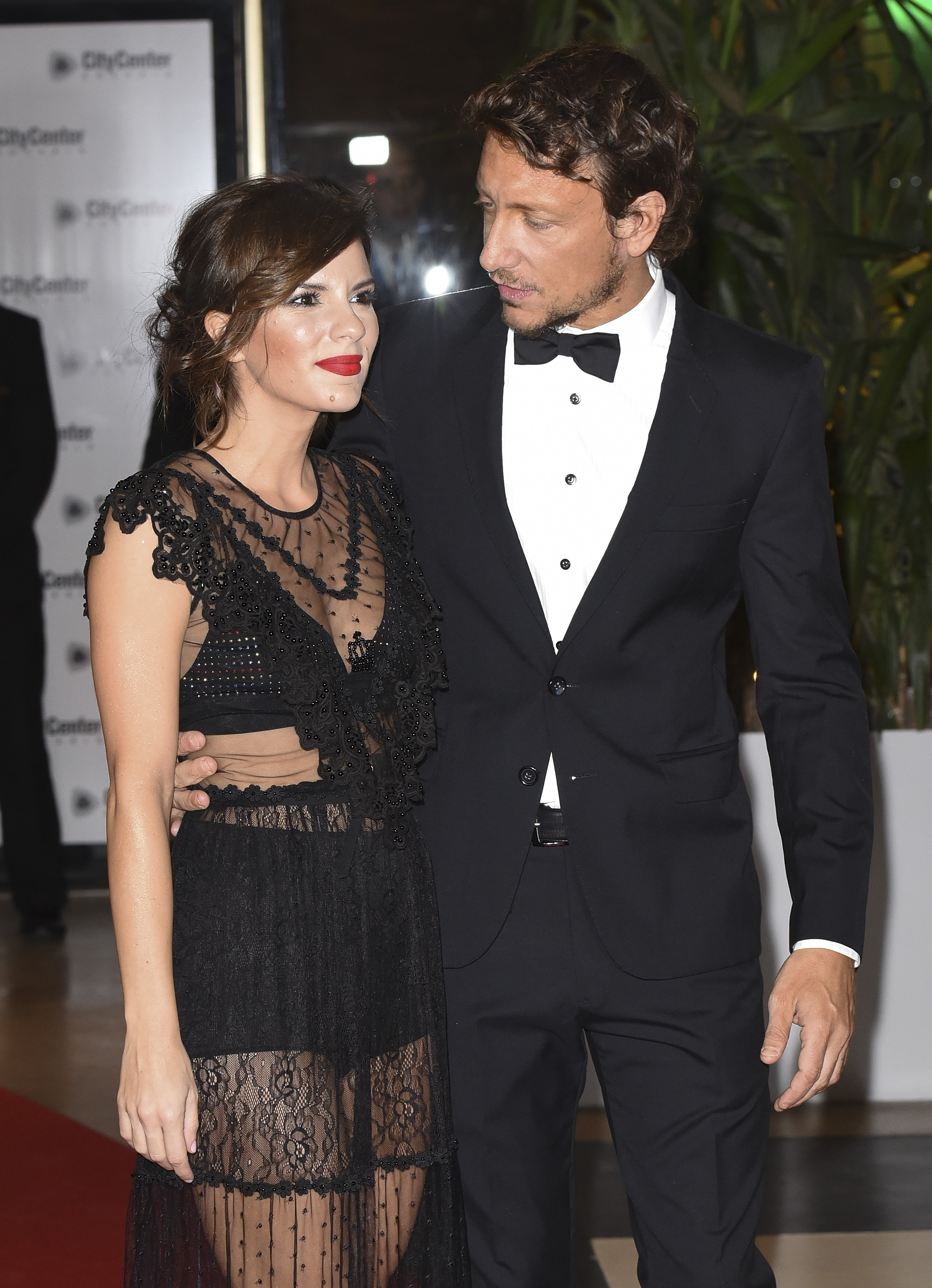 Gimena Accardi y Nico Vázquez asisten a la boda de Lionel Messi y Antonela Rocccuzzo en el City Center Rosario Hotel & Casino el 30 de junio de 2017 en Rosario, Argentina. | Fuente: Getty Images