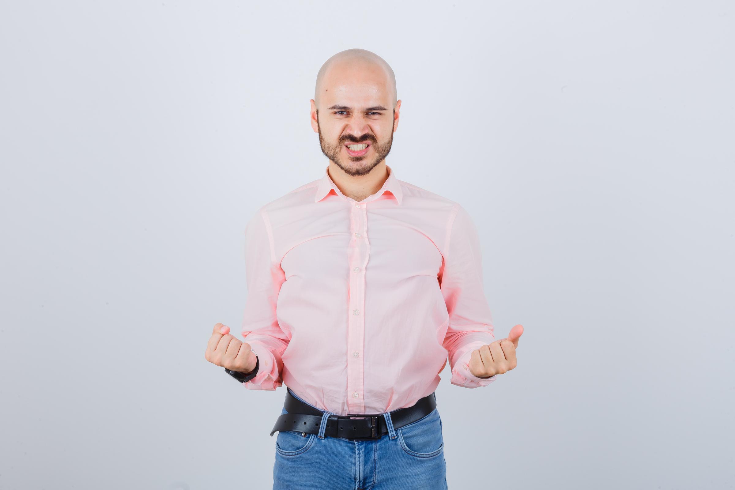Un hombre enfadado reaccionando | Fuente: Freepik