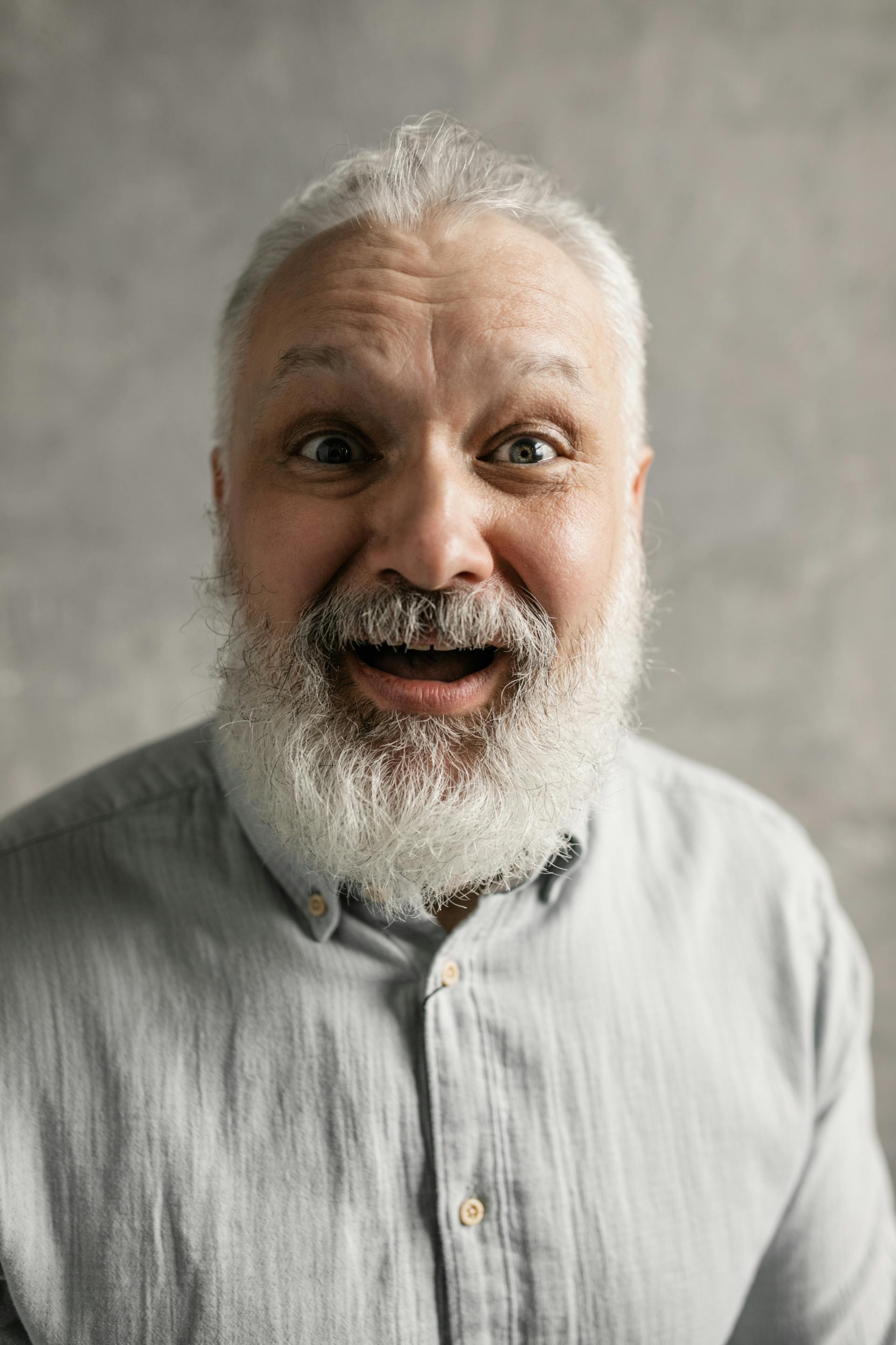 Un hombre jadea en estado de shock | Fuente: Pexels