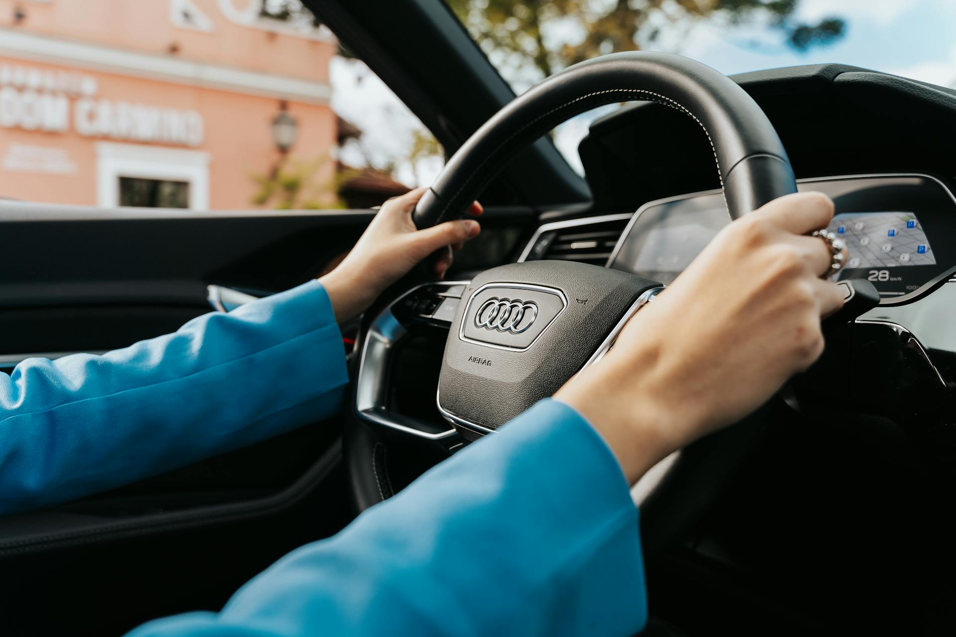 Una mujer conduciendo un Automóvil | Fuente: Pexels
