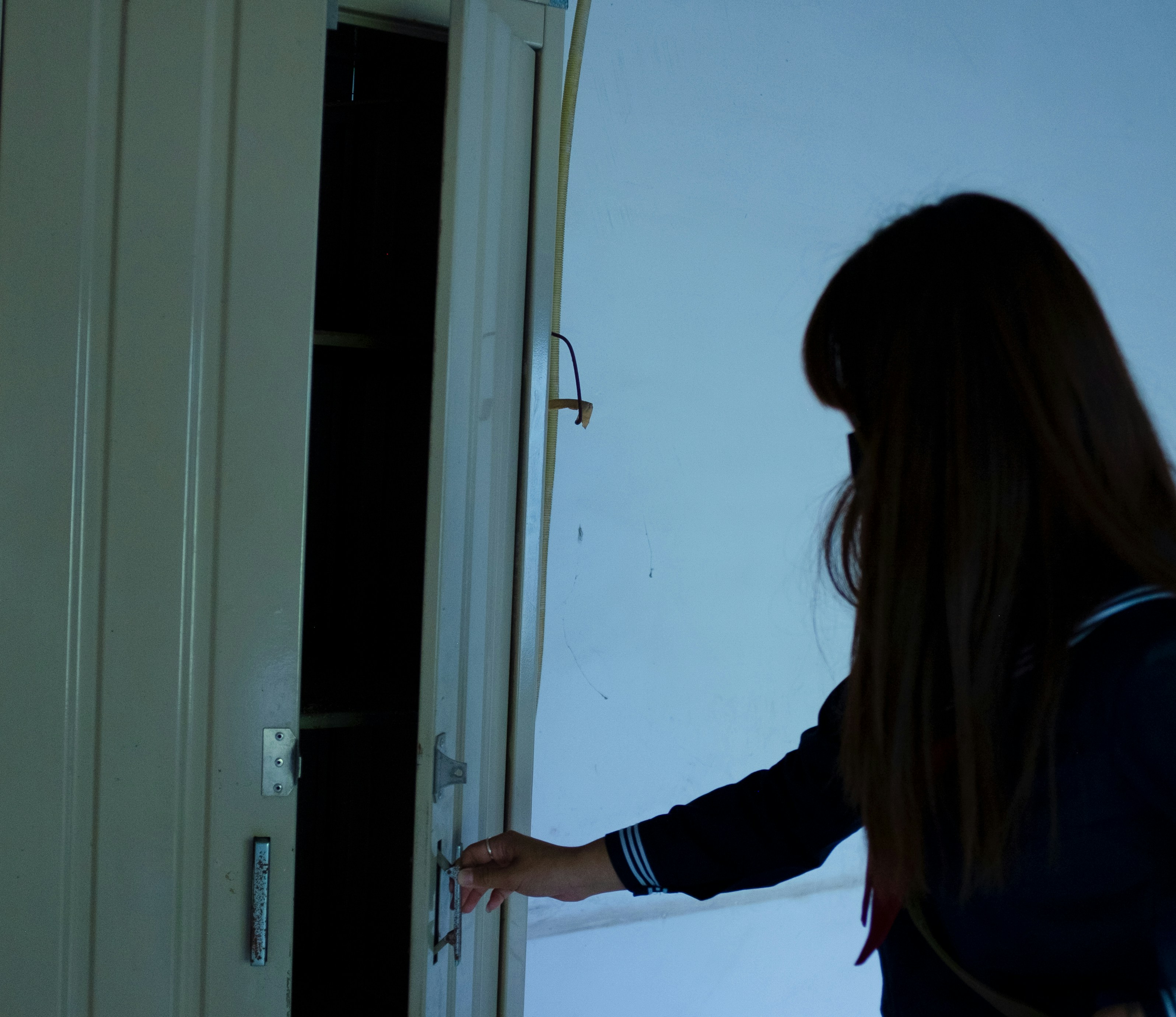Una chica abriendo la puerta de un armario | Fuente: Unsplash