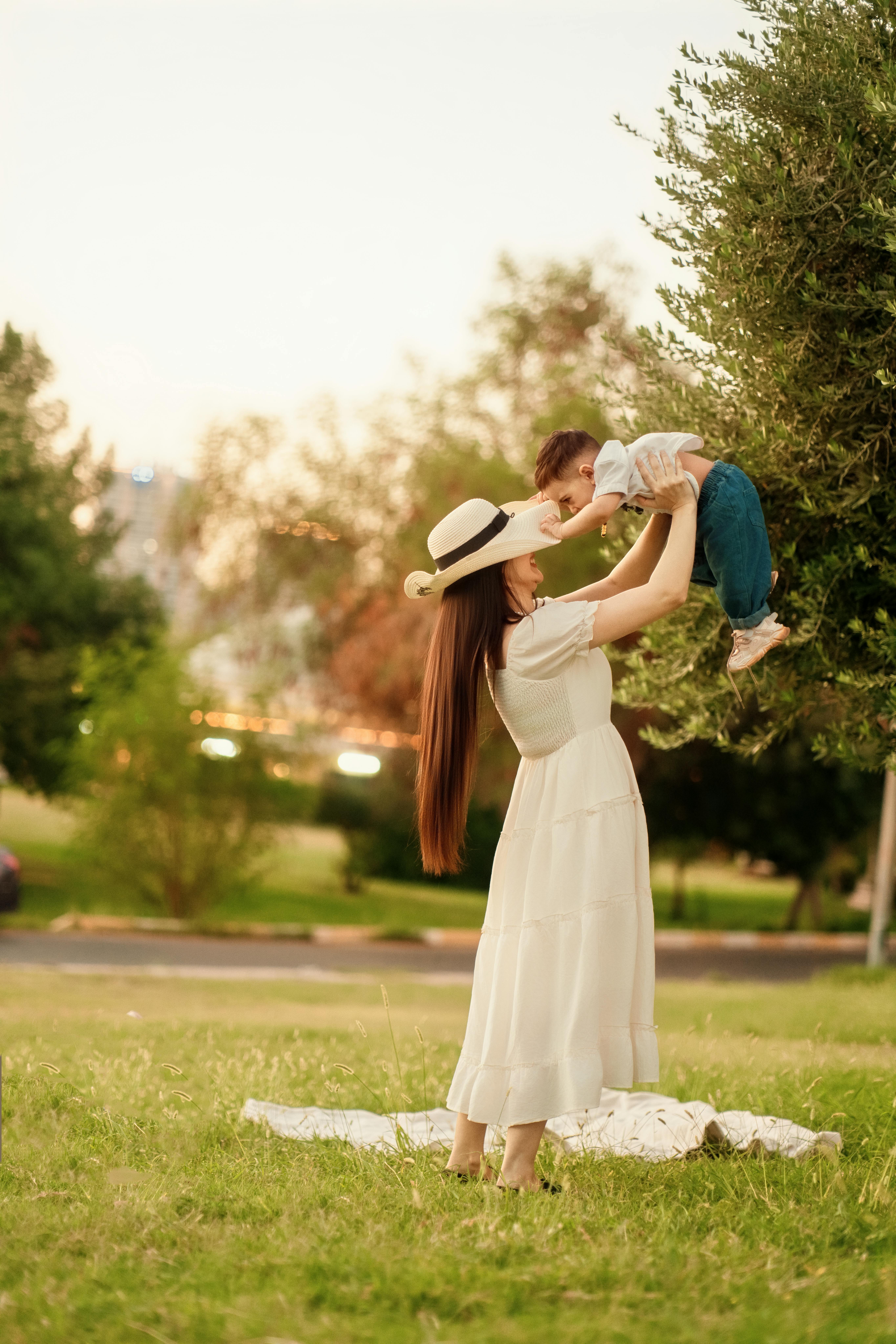 Una madre creando lazos afectivos con su hijo | Fuente: Pexels