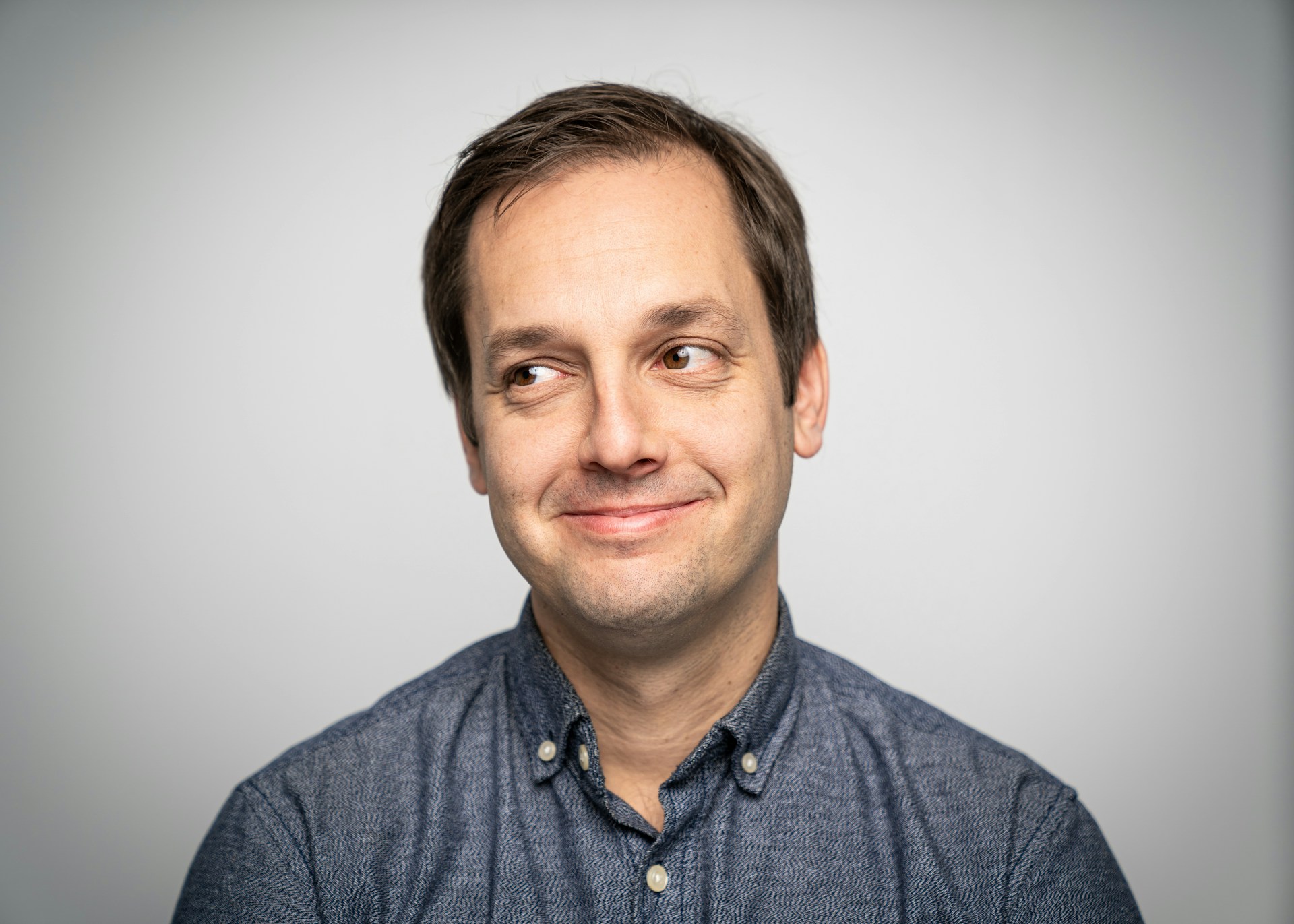 Un hombre sonriendo a alguien | Fuente: Unsplash