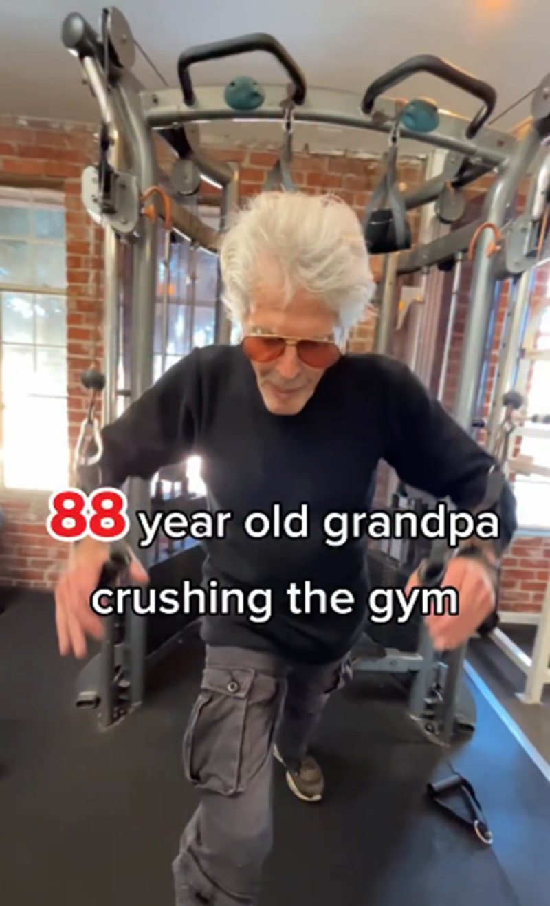 Jonathan Cheung grabó a Jorge Rivero en el gimnasio y publicó un post en el que escribió: "Abuelo de 88 años que hace pedazos el gimnasio" | Fuente: Instagram/jlinuxcheung