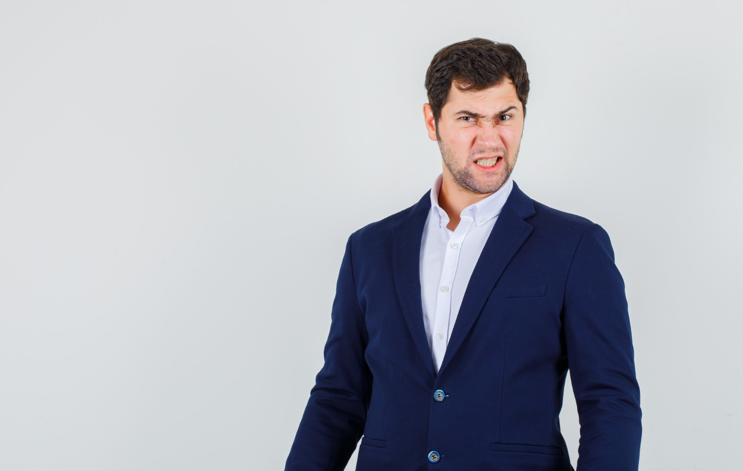 Un hombre enfadado apretando los dientes | Fuente: Freepik
