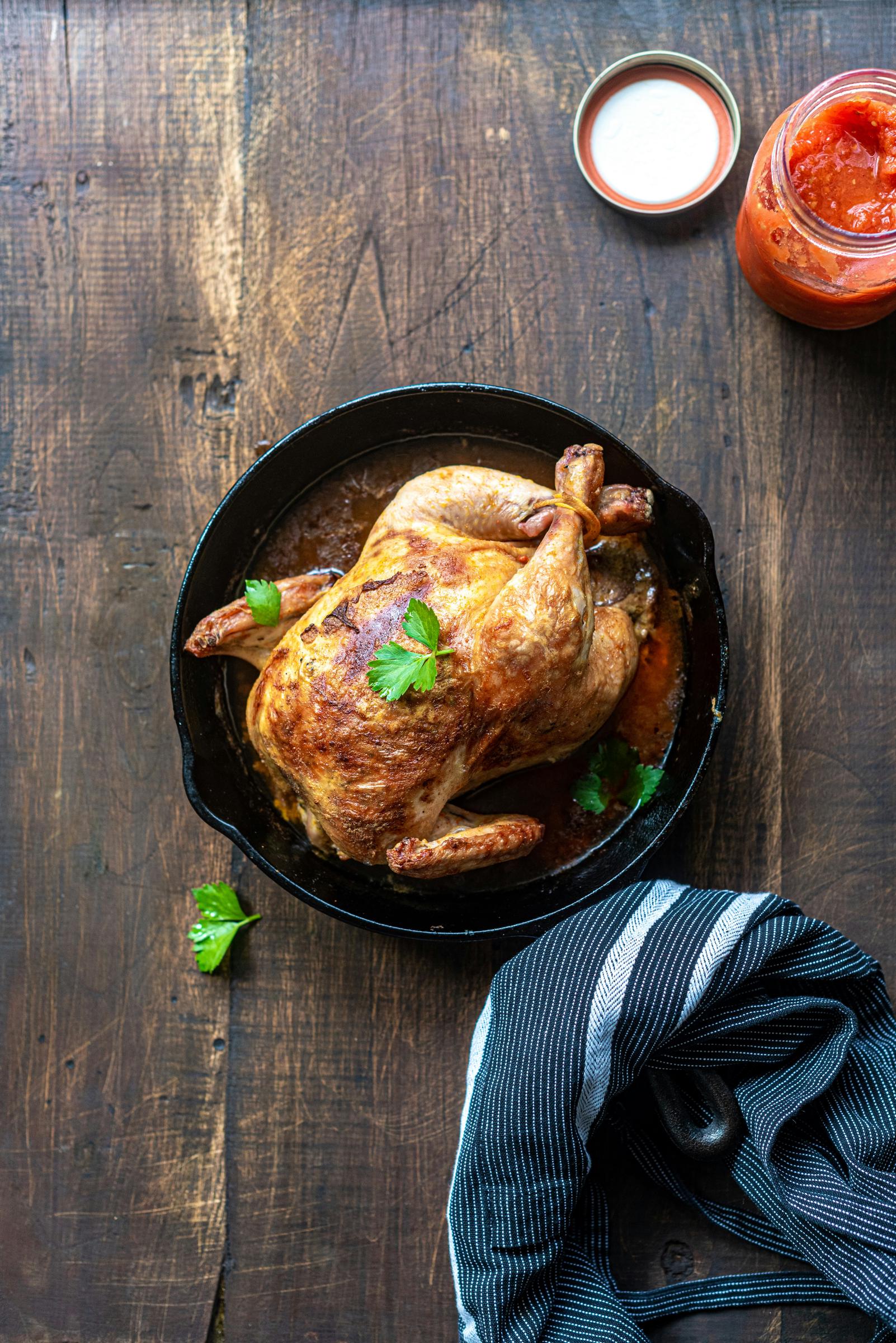 Un pollo asado sobre una mesa | Fuente: Unsplash