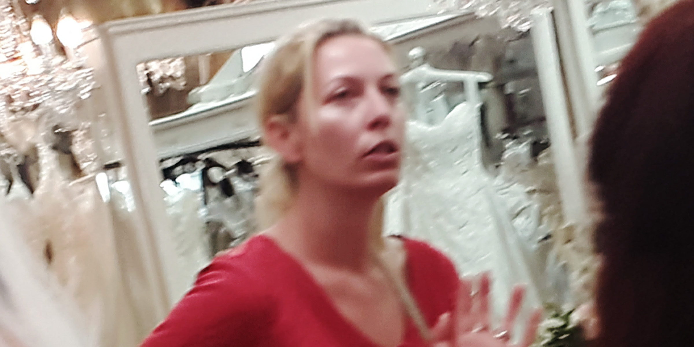 Una mujer ansiosa en una tienda de novias | Fuente: El Celebrante