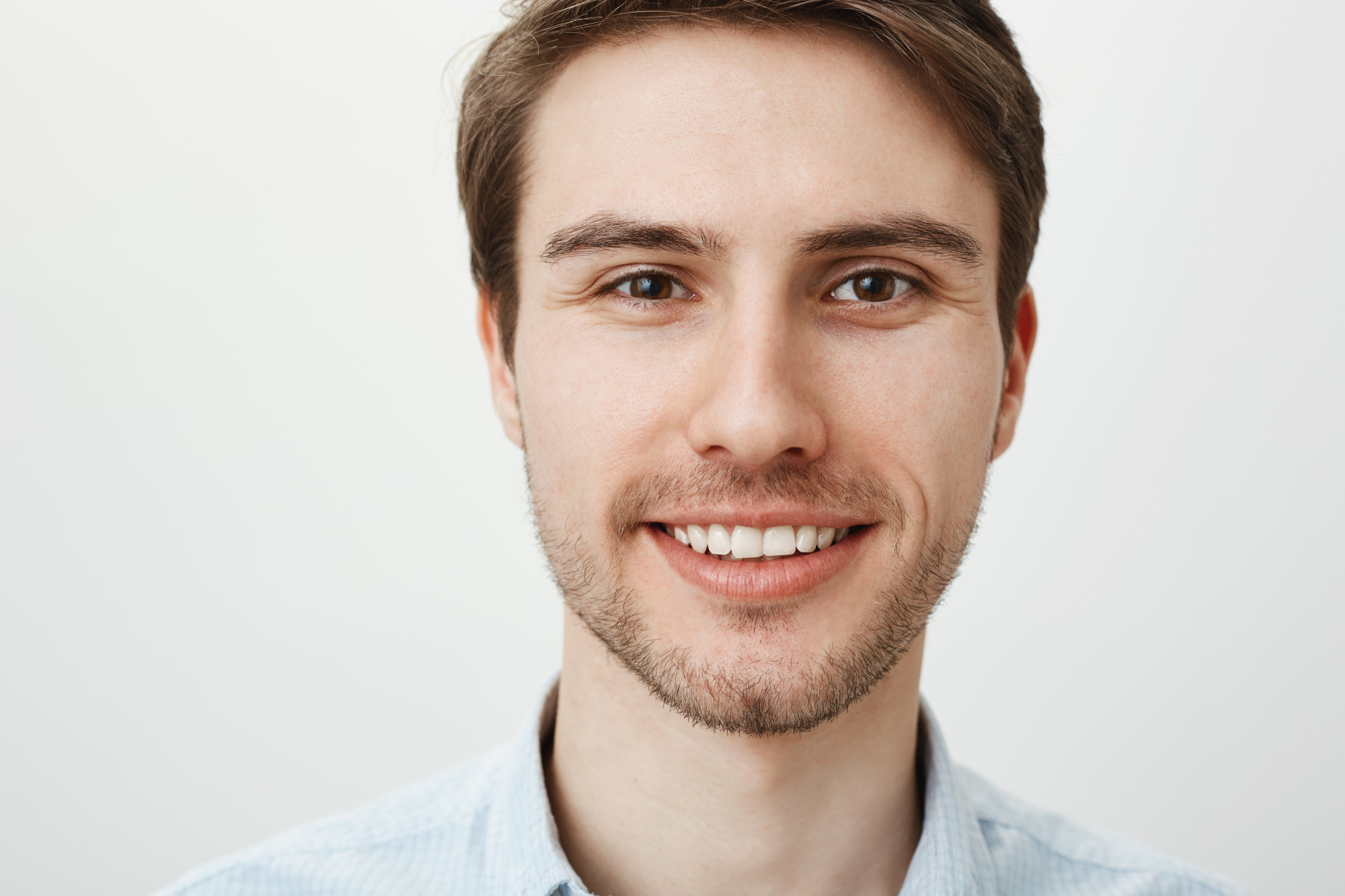 Un hombre sonriendo | Fuente: Freepik
