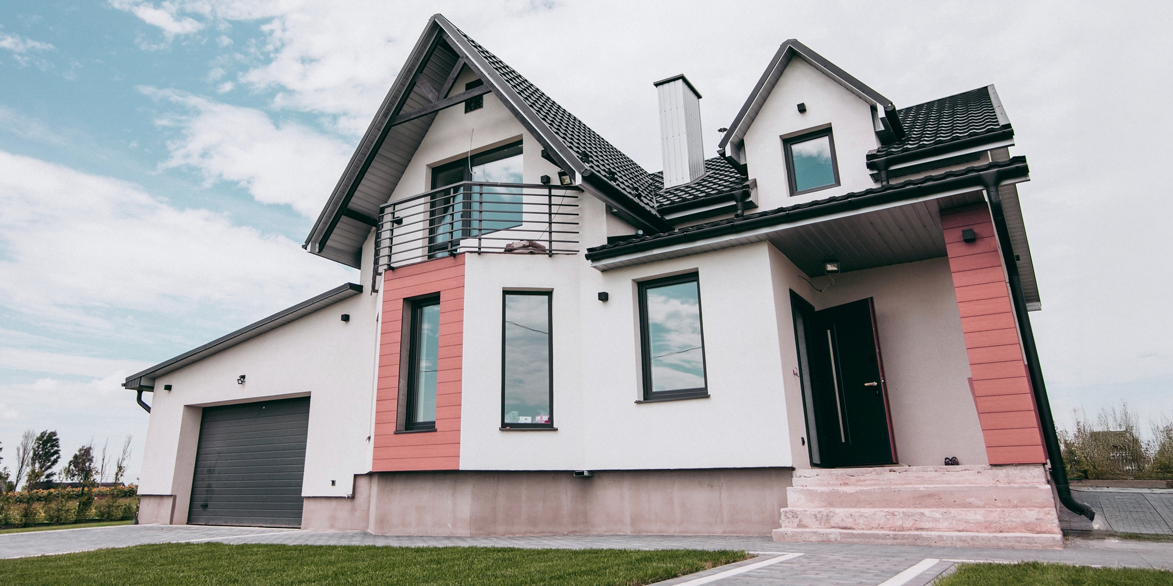 Casa suburbana moderna con un cielo parcialmente nublado | Fuente: Shutterstock