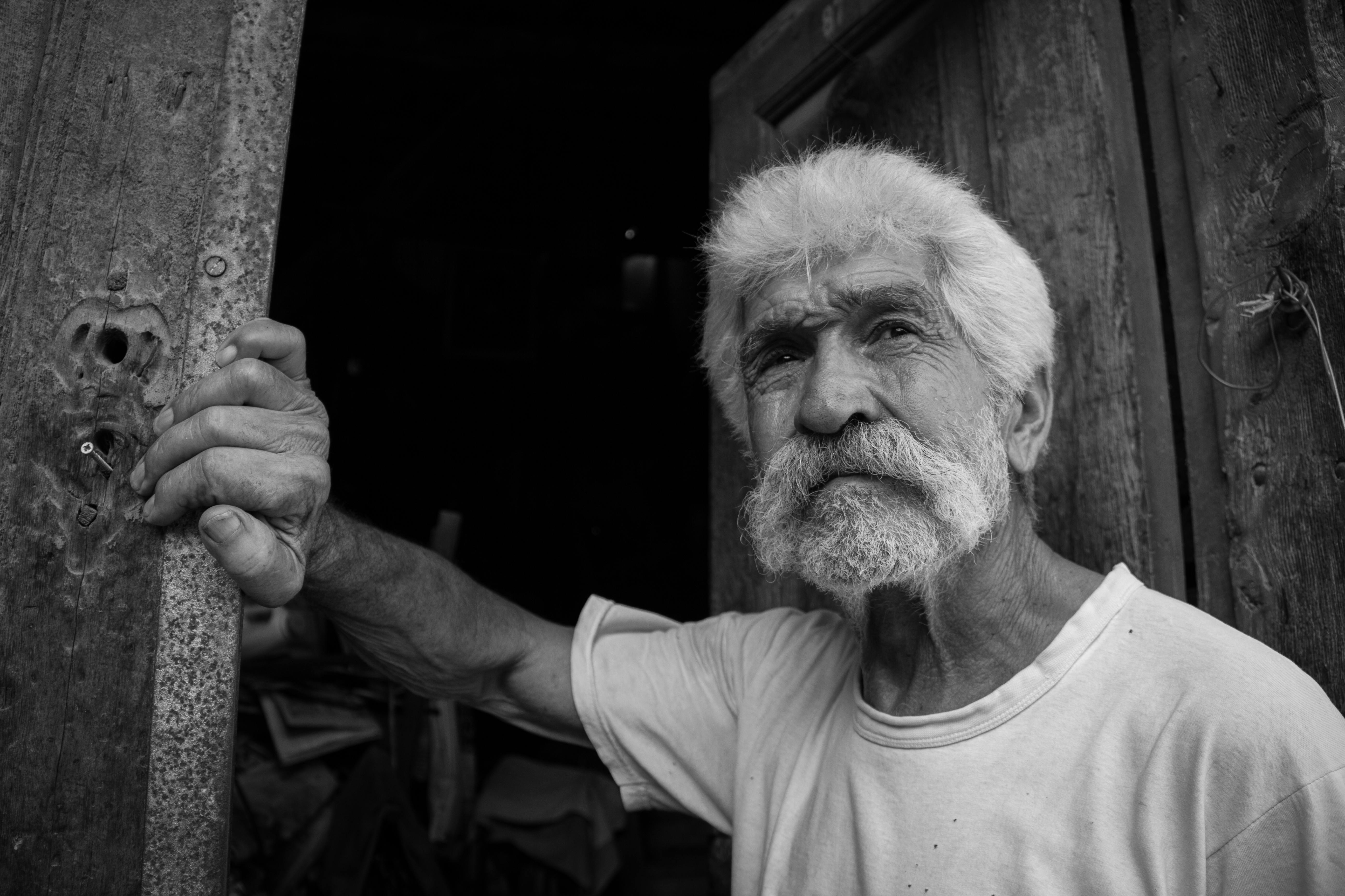 Primer plano de un anciano | Fuente: Pexels