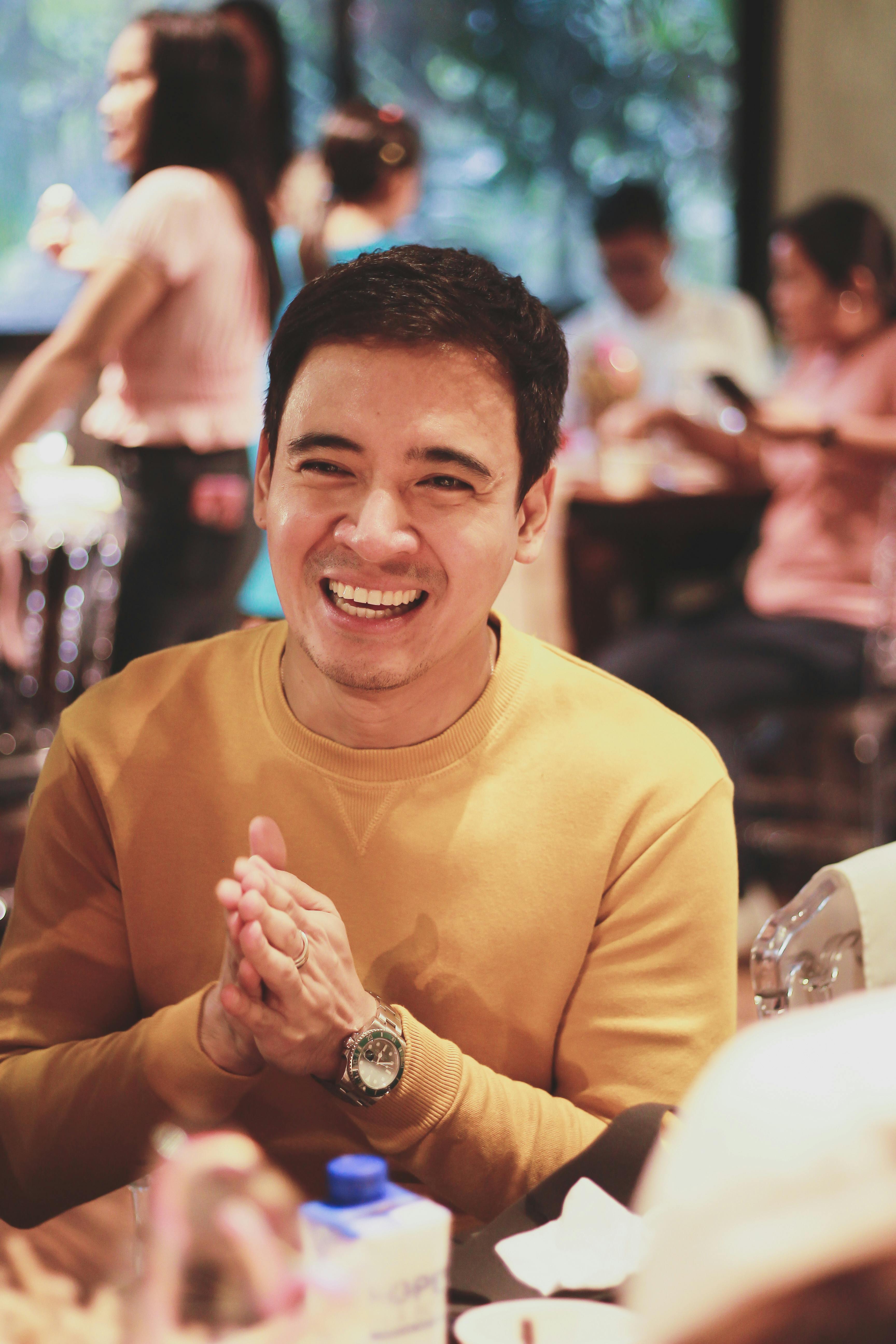 Un hombre feliz aplaudiendo | Fuente: Pexels
