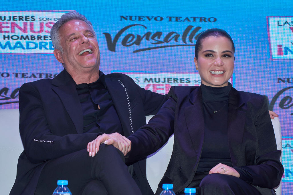 Alexis Ayala and Cynthia Aparicio en conferencia de prensa en el Nuevo Teatro Versalles el 13 de noviembre de 2023 en Ciudad de México. | Foto: Getty Images