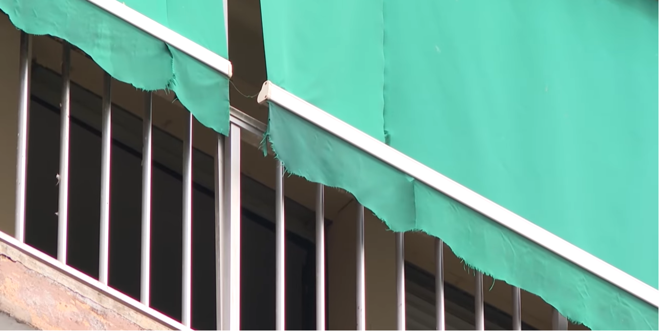 Vista de una ventana del apartamento donde vivía Antonio Famoso | Fuente YouTube/Diario AS