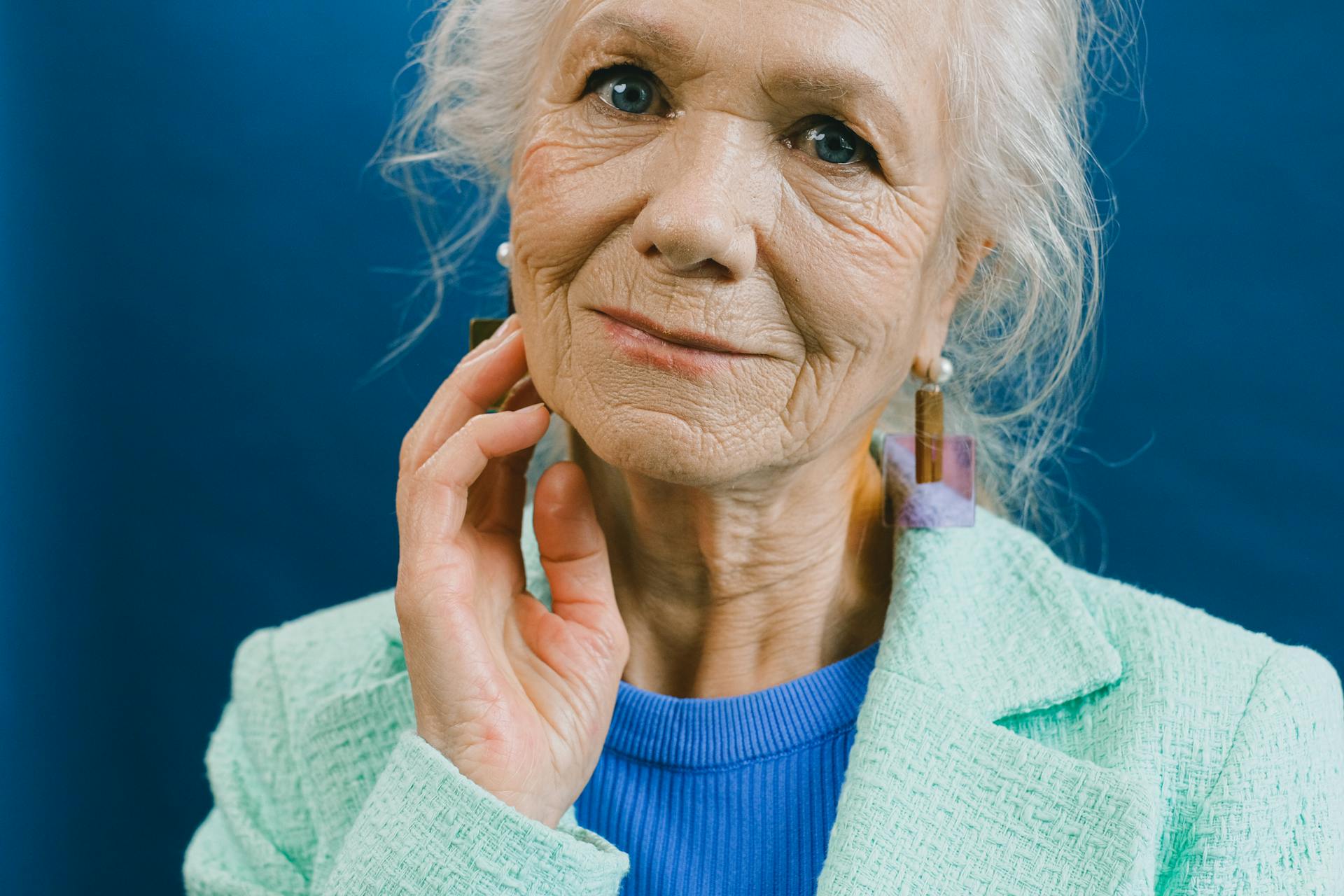Una mujer mayor sonriendo | Fuente: Pexels