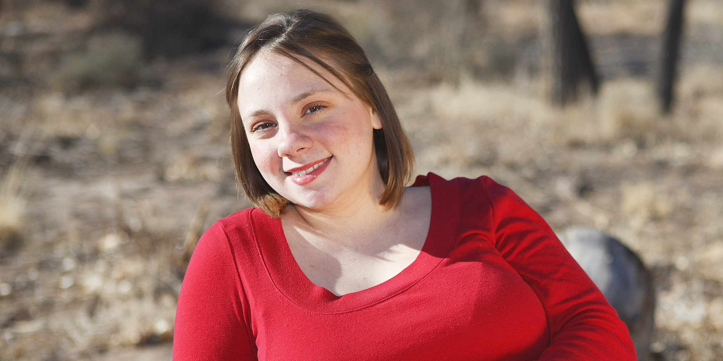 Una mujer embarazada sonriente | Fuente: Shutterstock