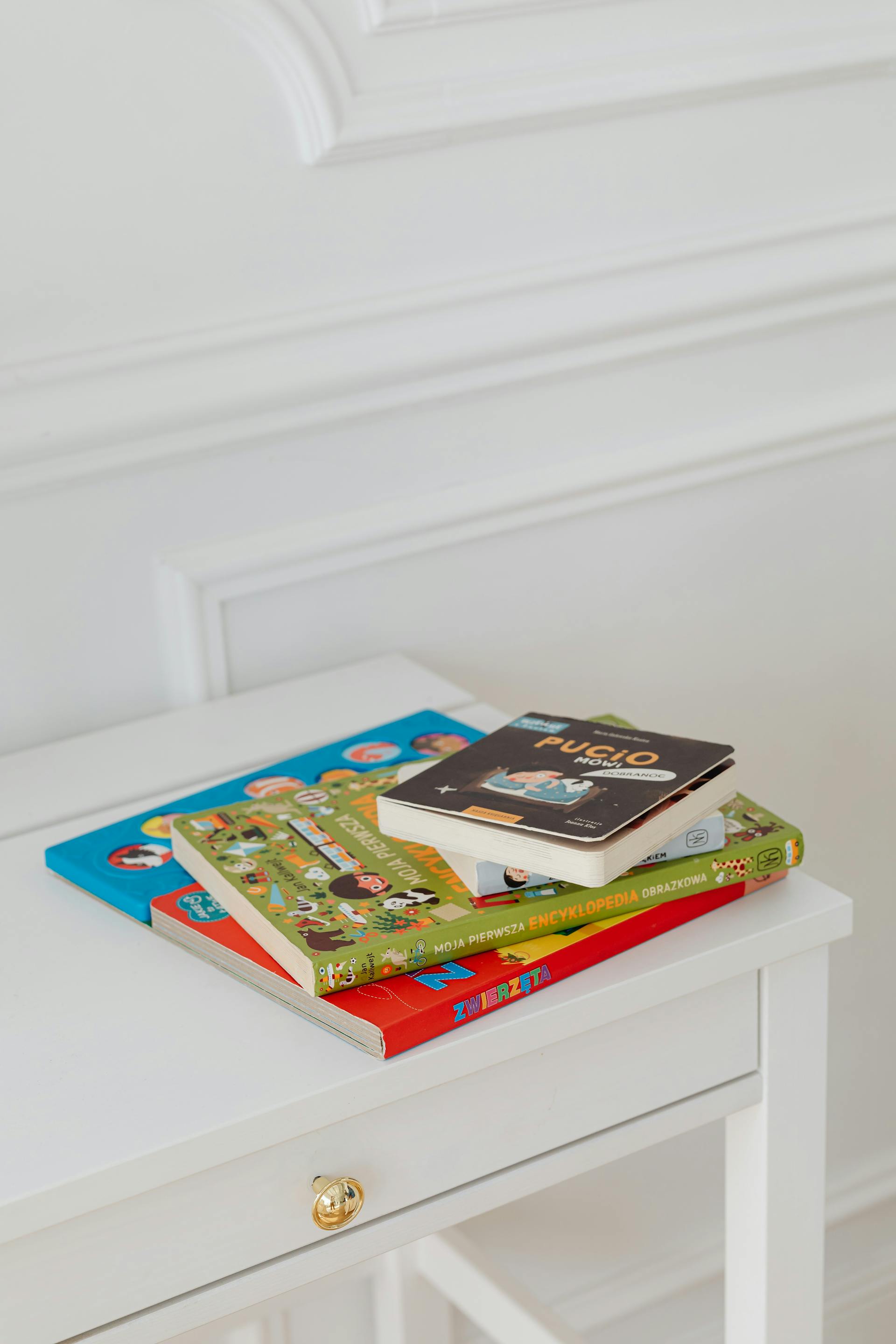 Libros para bebés sobre una mesa | Fuente: Pexels