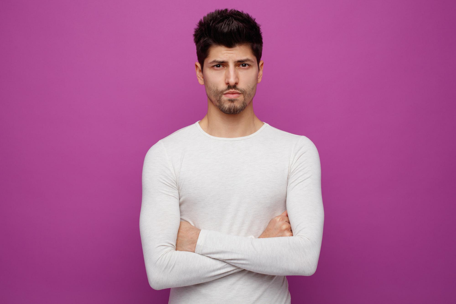 Un hombre con los brazos cruzados | Fuente: Freepik
