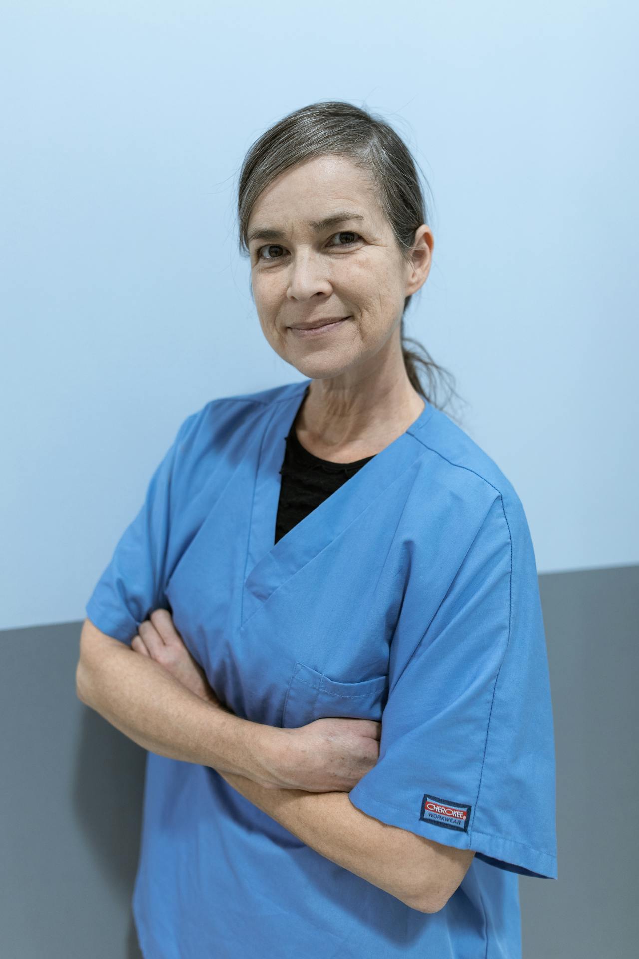Una mujer mayor con un uniforme azul | Fuente: Pexels