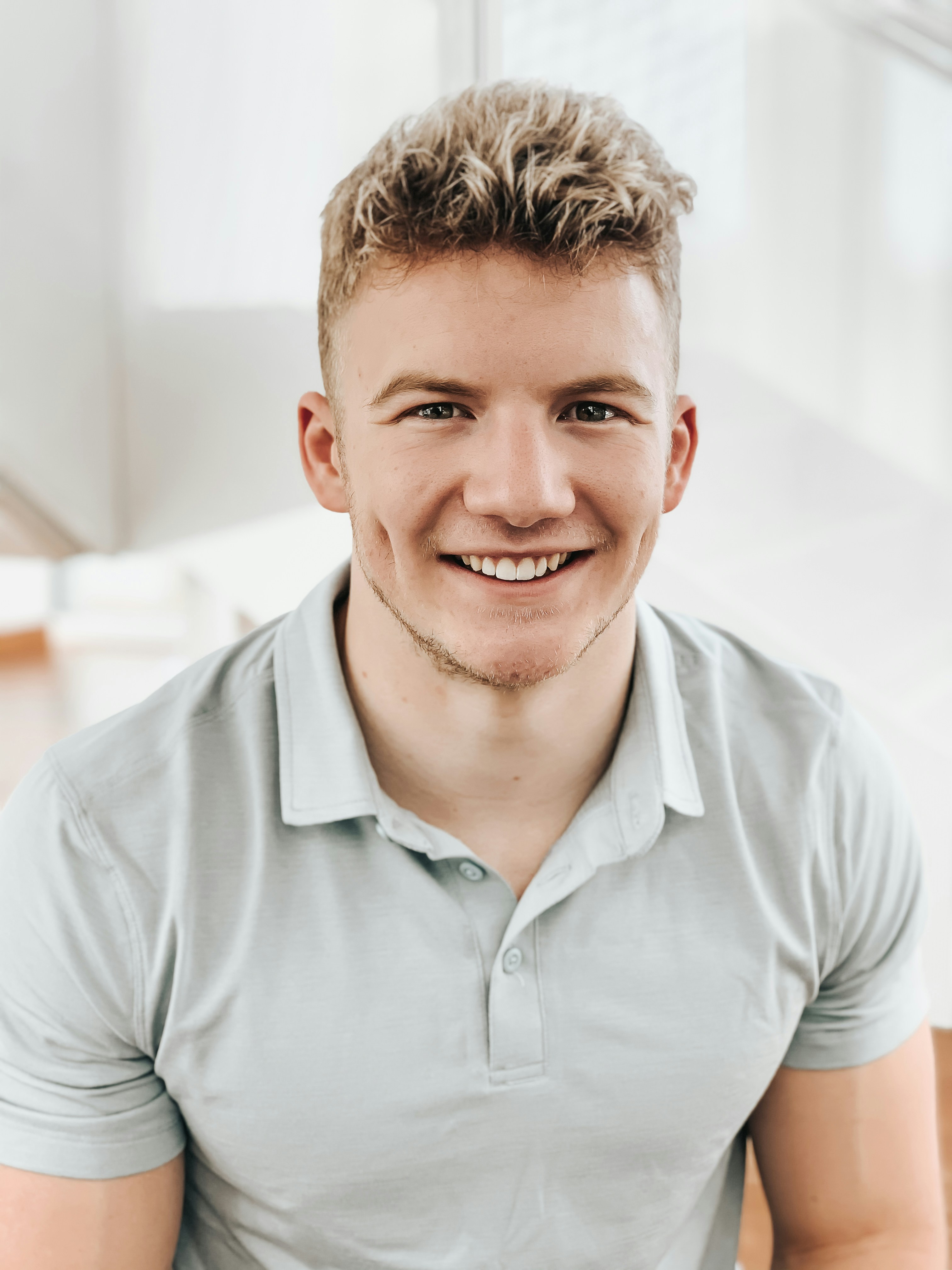 Primer plano de un hombre sonriente | Fuente: Unsplash