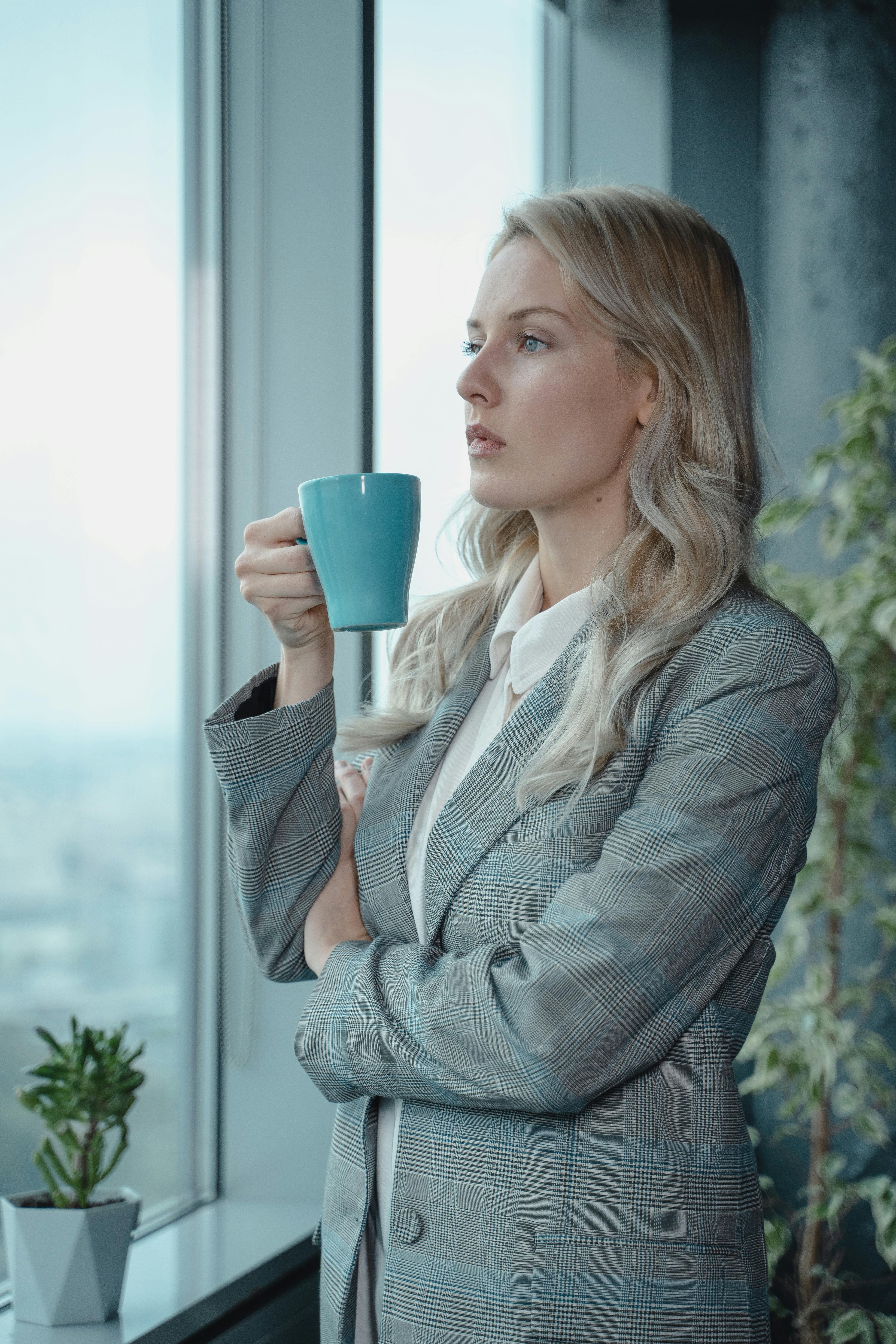 Una mujer sumida en sus pensamientos | Fuente: Pexels