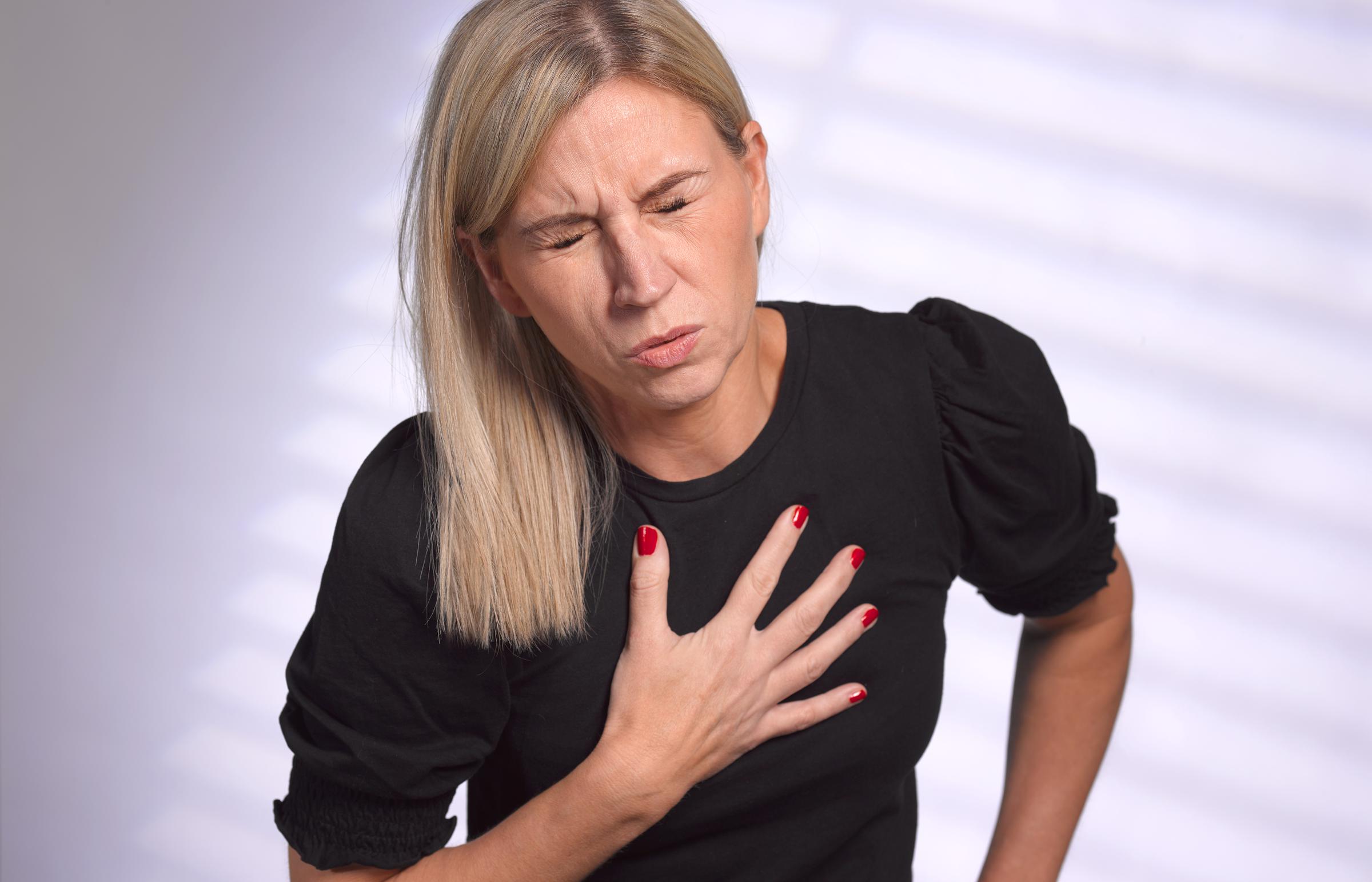 Una mujer se agarra el pecho con dolor | Fuente: Getty Images