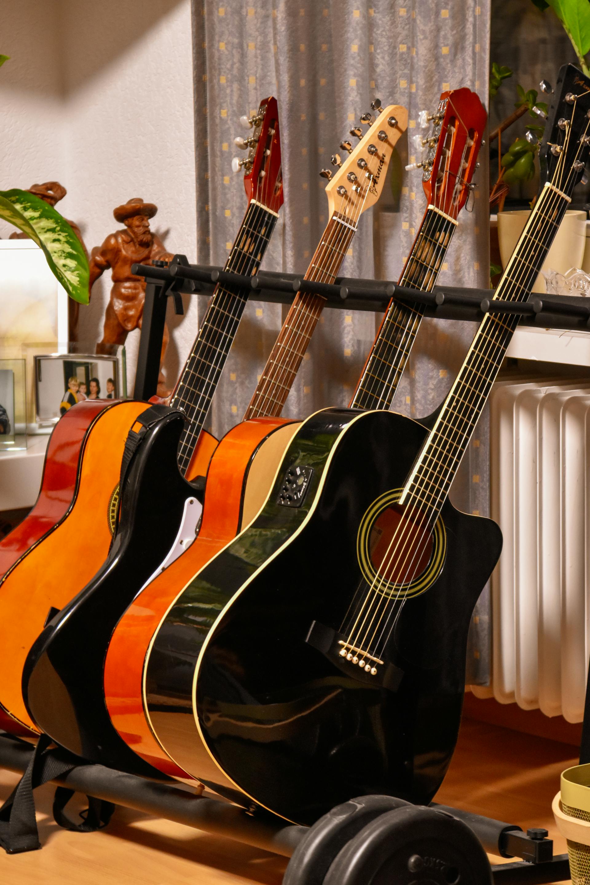 Una exposición de guitarras | Fuente: Pexels