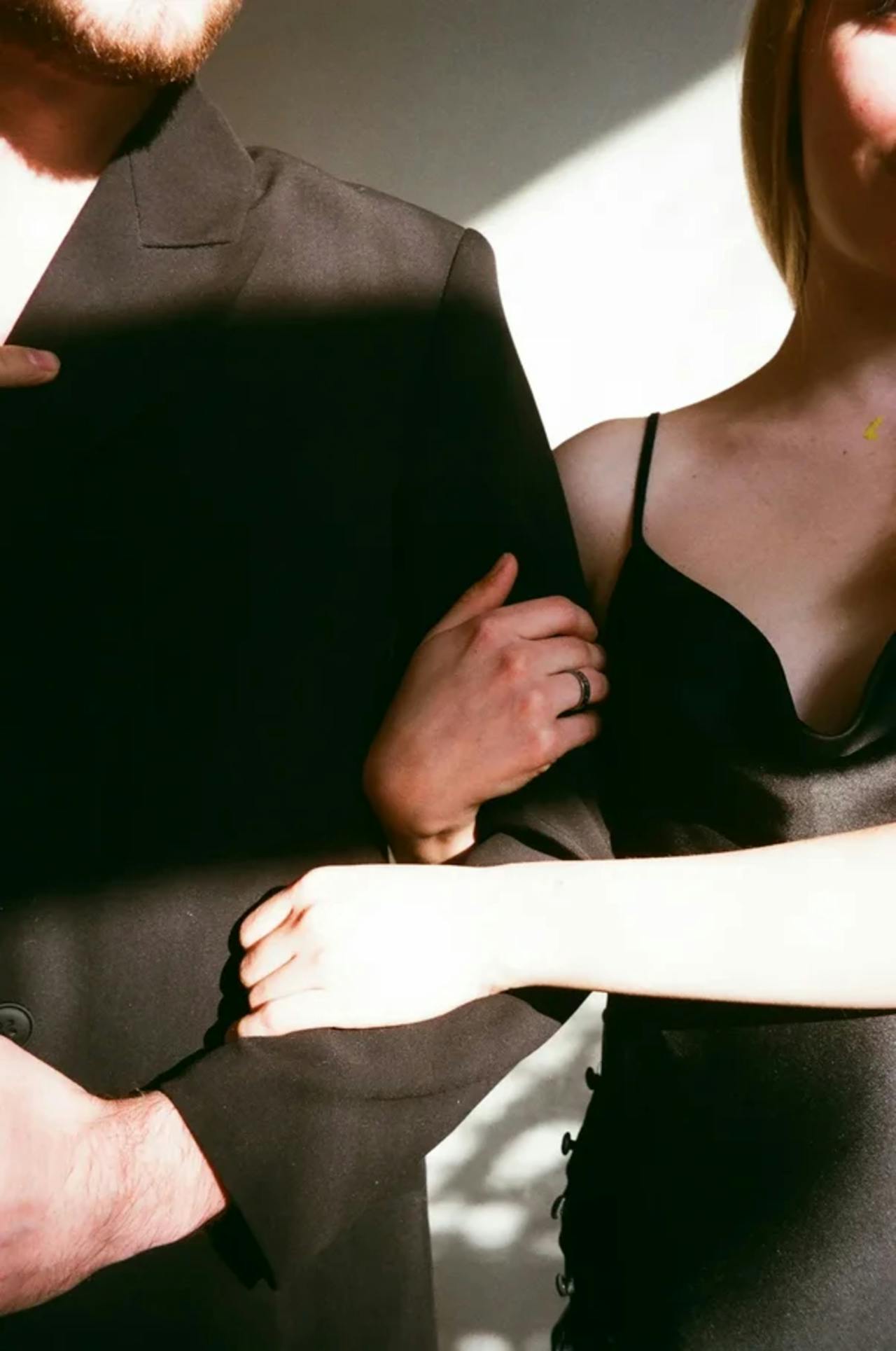 Una mujer sujeta los brazos de un hombre | Fuente: Pexels