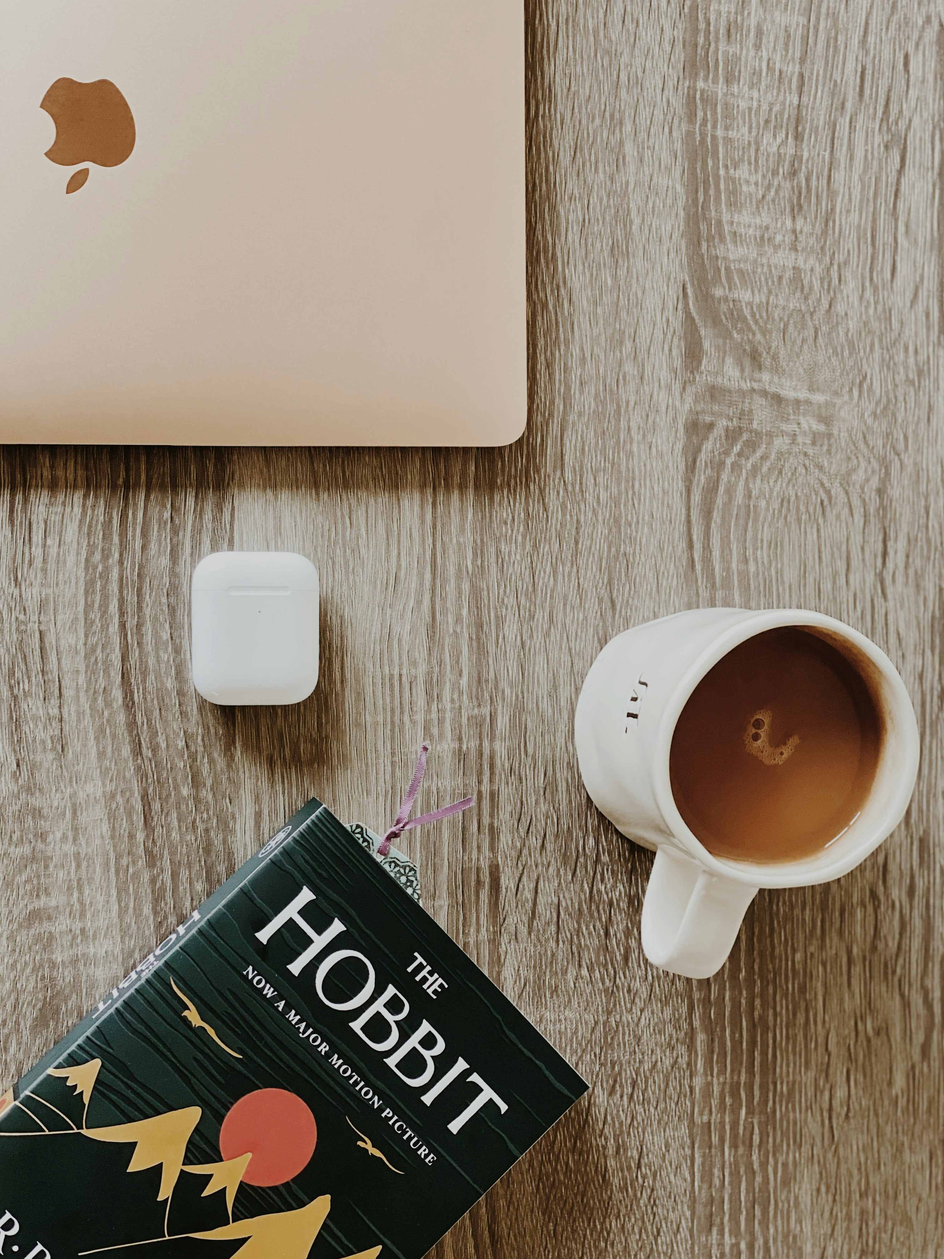 Un libro sobre una mesa | Fuente: Unsplash