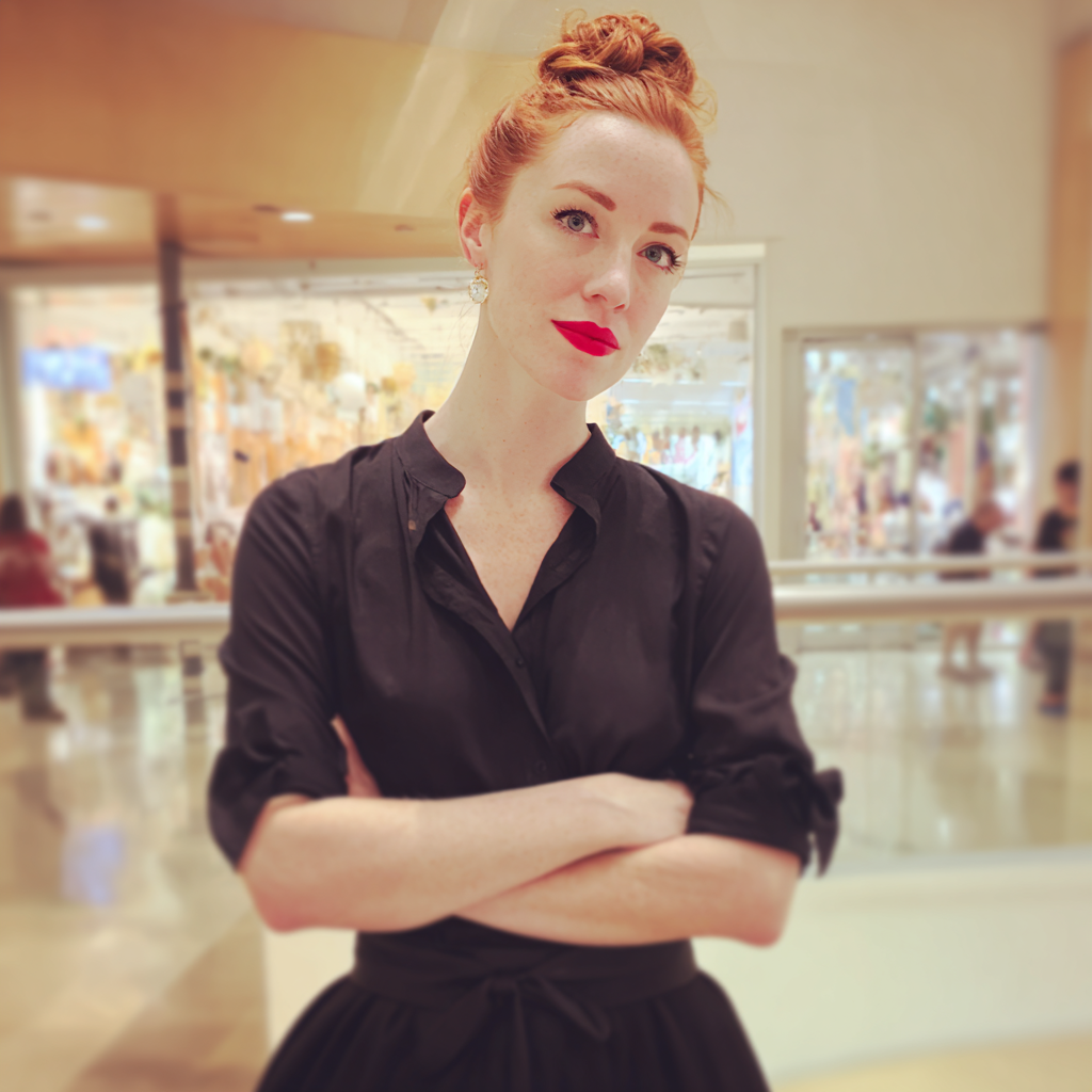 Una mujer de pie con los brazos cruzados | Fuente: Midjourney