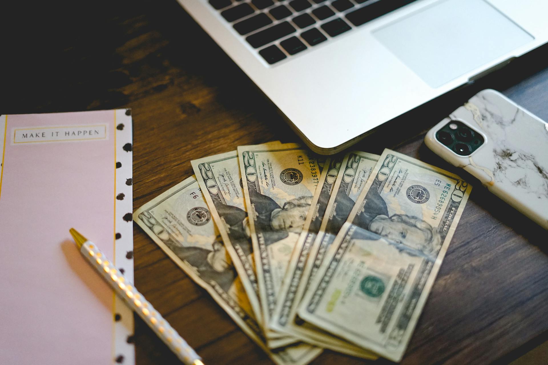 Dinero sobre una mesa | Fuente: Pexels