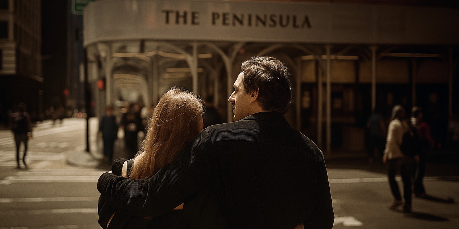 Pareja paseando | Fuente: Sora