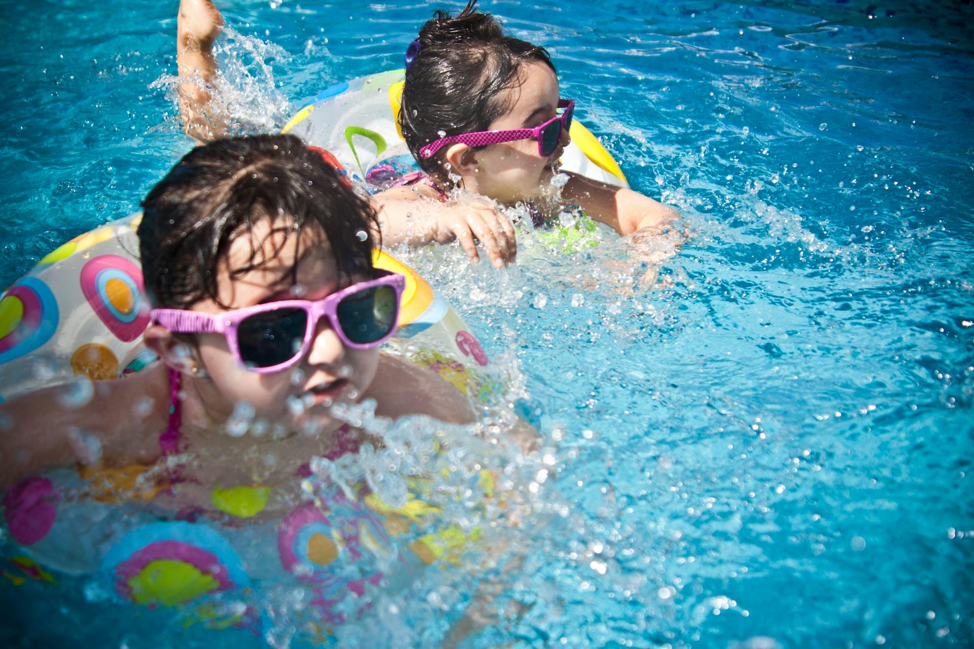 Niños disfrutando en una piscina | Fuente: Pexels