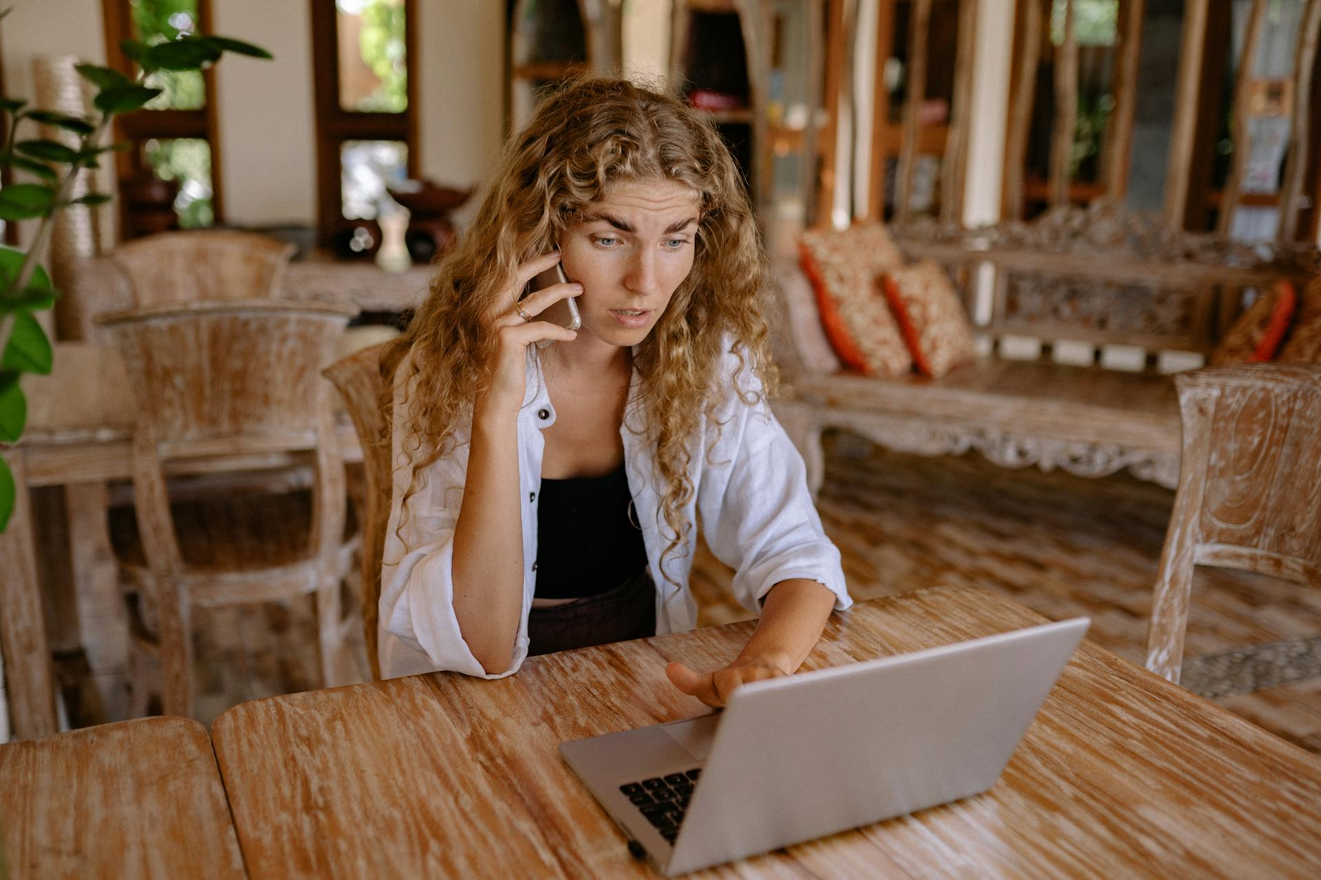 Joven ansiosa hablando por teléfono | Fuente: Pexels